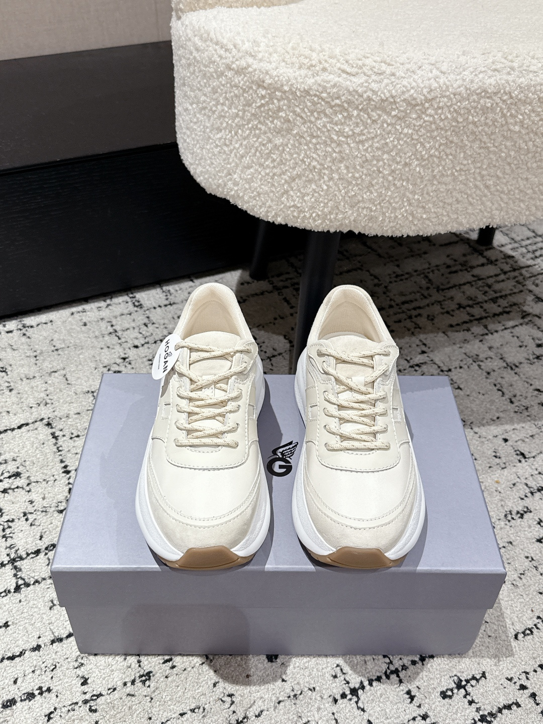 NO:481312,#women's top version Hogan Hogan 25/ Latest Chunky series H696 Thick sole Small white shoes Casual sports shoes Original purchase and development Made of goods Chunky series exquisite design, shining imagination and expectation, trendy screening style, personalized thick sole comfortable and tall and slender figure, telling the new everyday image, writing about modern base colors, triggering multi-faceted inspiration Exquisite packaging of delivery counter Original custom fabric custom head layer cowhide Inner original custom breathable net Outsole original open mold rubber foam material Sole thickness 5CM Size#women's size 35-40, casual shoes/sports shoes, hogan, sneakers, cowhide19860909#女款 顶级版本 Hogan霍根 25/ 最新Chunky系列H696 厚底 小白鞋 休闲 运动鞋 原版购入开发 做货 Chunky系列设计精巧,闪耀遐想期许,展映型格新潮,个性厚底舒适又使身姿挺拔修长,述说日常新象,写就现代底色,触发多面灵感 配送专柜精美包装 面料原版定制头层牛皮 内里原版定制透气网里 大底原版开模橡胶发泡材质 底厚5CM Size#女码35-40,休闲鞋/运动鞋,hogan,sneakers,cowhide,Women's Shoes