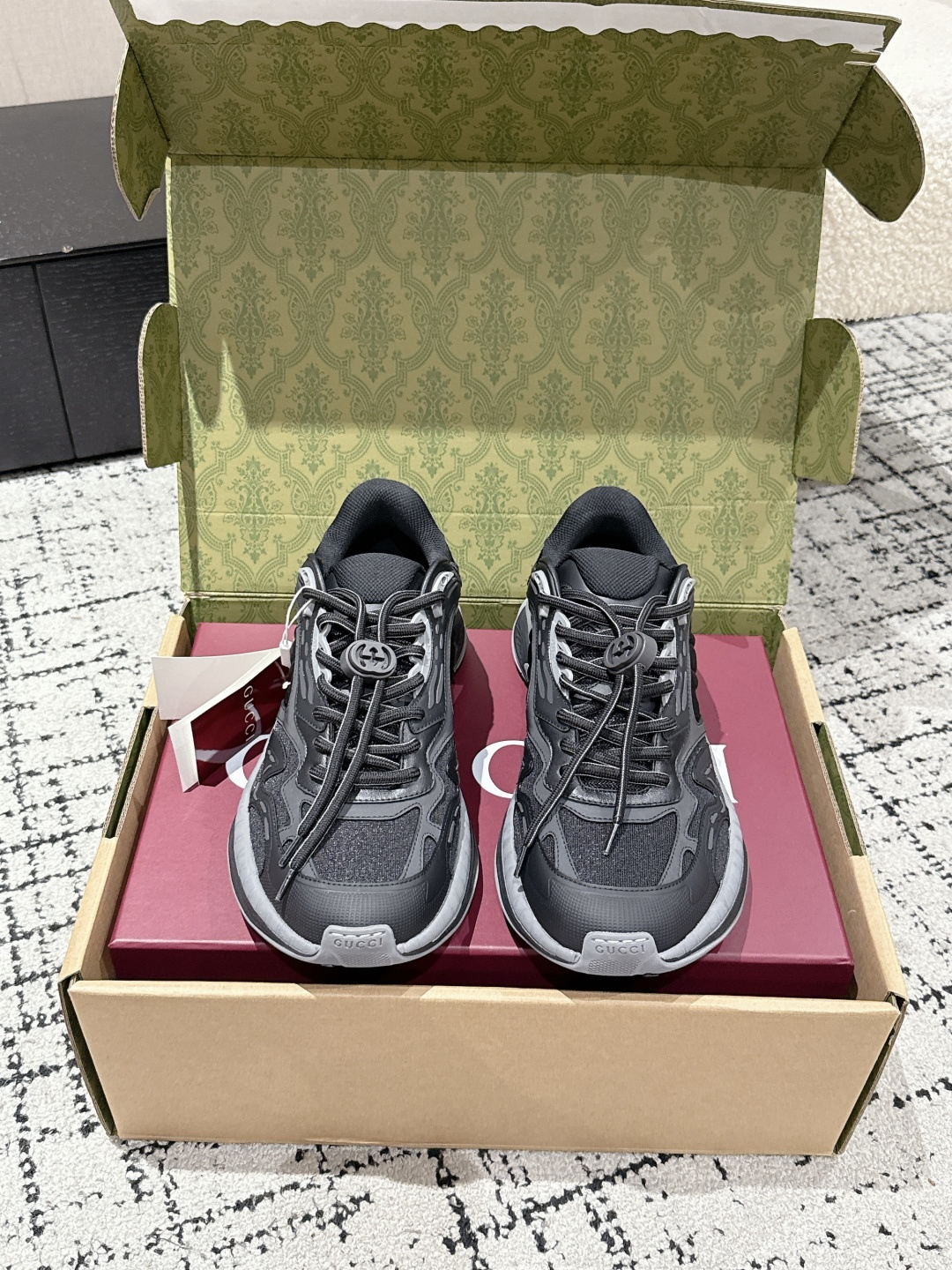 NO:481276,#Buyer-Agent Gucci Gucci 25ss hot new couple style retro sneakers dad shoes This Gucci 2.0 rejuvenates the brand's iconic striped webbing elements. This rejuvenates the iconic details, uses EVA thick sole, matched with a flexible silhouette, bringing a steady and comfortable wearing experience. Delivery exquisite packaging. The fabric is made of original imported cowhide/technical fabric. Inner breathable net. Heel height 4cm. Sole original customized ultra-light foam rubber outsole. Size#35-45 (female size 40, male size 45 customized without return). Casual shoes/sports shoes, gucci, gucci, sneakers, cowhide19860909#代购级 Gucci 古驰 25ss爆款新款 情侣款 复古运动鞋 老爹鞋 这款Gucci 2.0焕新演绎品牌标志性条纹织带元素.这款焕新诠释标志性细节,采用EVA厚鞋底,搭配灵动廓形,带来稳步舒适穿着体验 配送精美包装 面料采用原版进口牛皮/科技面料 内里透气网 跟高4cm 鞋底原版定制超轻发泡橡胶大底 Size#35-45（女码40,男码45定做不退换),休闲鞋/运动鞋,gucci,gucci,sneakers,cowhide,Women's Shoes