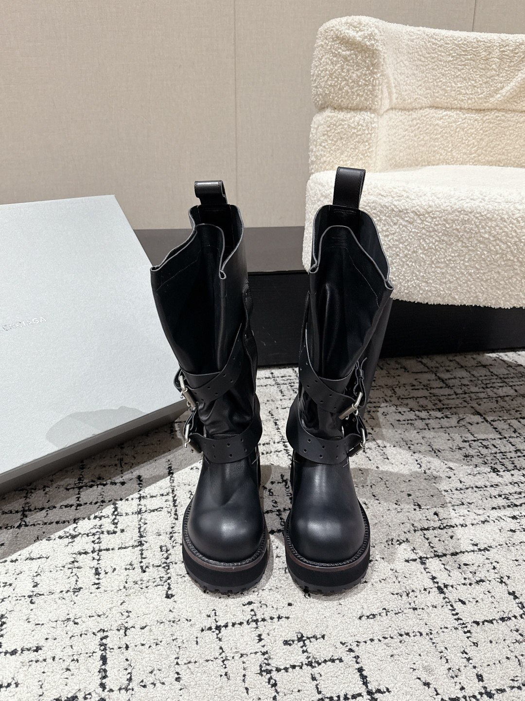 NO:477207,Men #Top Version Couple Model Balenciaga 25/ Latest Venom catwalk model Must-have for dark and cool girls motorcycle boots (! You can choose toe toe without craftsmanship) Fashion darlings add another general!  As soon as he appears, his aura is fully opened!  The unique folding design, paired with a personalized metal buckle, breaks the rules and takes an unruly attitude every step. The leather has a high-quality texture, a restrained and luxurious luster, and the details show its ingenuity!  Whether it is matched with the street style or being capable, it can instantly improve the overall style's fashion!  Become the focus of attention!  The upper is made of original imported polished cowhide, inner cowhide, original combination rubber sole, Size#women 35-41 men 39-45 (women 40.41 men 45 custom made without return), boots, balenciaga, balenciaga, boots, cowhide19860909男 #顶级版本 情侣款 Balenciaga 巴黎世家 25/ 最新 venom走秀款 暗黑风酷女孩必备 机车靴 长靴（！可选择鞋头不做工艺） 时尚宠儿又添一员大将！一出场就气场全开！ 独特的翻折设计,搭配搭配个性金属扣带,打破常规,每一步都走出不羁态度. 皮革质感高级,光泽内敛又奢华,细节之处尽显匠心！ 无论是搭配街头风的宽松,还是干练的,它都能瞬间提升整体造型的时尚度！成为吸睛的焦点！ 鞋面采用原版进口擦色做旧牛皮 内里牛皮 大底原版沿条组合橡胶大底 Size#女35-41男39-45（女40.41男45定做不退换）,靴子,balenciaga,balenciaga,boots,cowhide,Women's Shoes