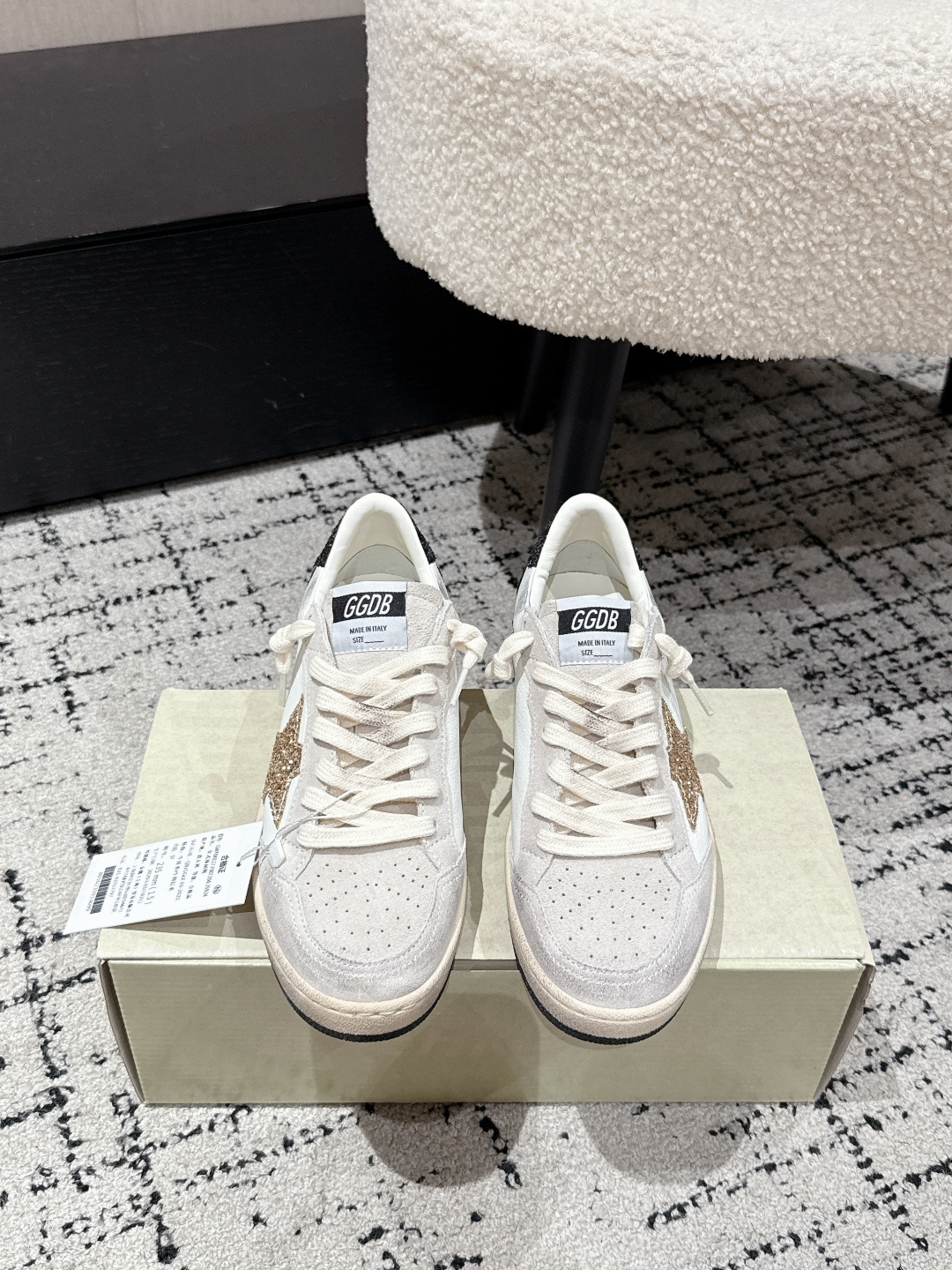 NO:484043,#Women's Purchase Level ｜Golden Goose Deluxe Brand Golden Goose Black Tail ggdb Classic Couple Dirty Shoes~~To the point of being popular, white shoes, and various small dirty shoes are worn!  Celebrity private server demonstration × It’s so versatile!  No need to worry about washing shoes anymore!  The best white shoes to wear, the last is the same as the original one. The round and flat toe is very formal, not bloated and delicate. Upper: Original custom cowhide Inner: Sheepskin Finger: Original open mold 3.5cm high-rise latex insole Size: #35-40, casual shoes/sports shoes, sneakers, cowhide, sheepskin19860909#女款 代购级  ｜Golden Goose Deluxe Brand 金格星黑格尾 ggdb经典情侣款小脏鞋~~火红程度上怼小白鞋,下踩各类小脏鞋！明星私服上脚示范 ×就是这么百搭 ！再也不用担心洗鞋的问题啦！ 最好穿的小白鞋,楦型和原版无差了,圆扁的鞋头修的非常正,不臃肿很秀气 鞋面: 原版定制牛皮 内里: 羊皮 垫脚: 原版开模3.5cm内增高乳胶鞋垫 Size: #35-40,休闲鞋/运动鞋,sneakers,cowhide,sheepskin,Women's Shoes