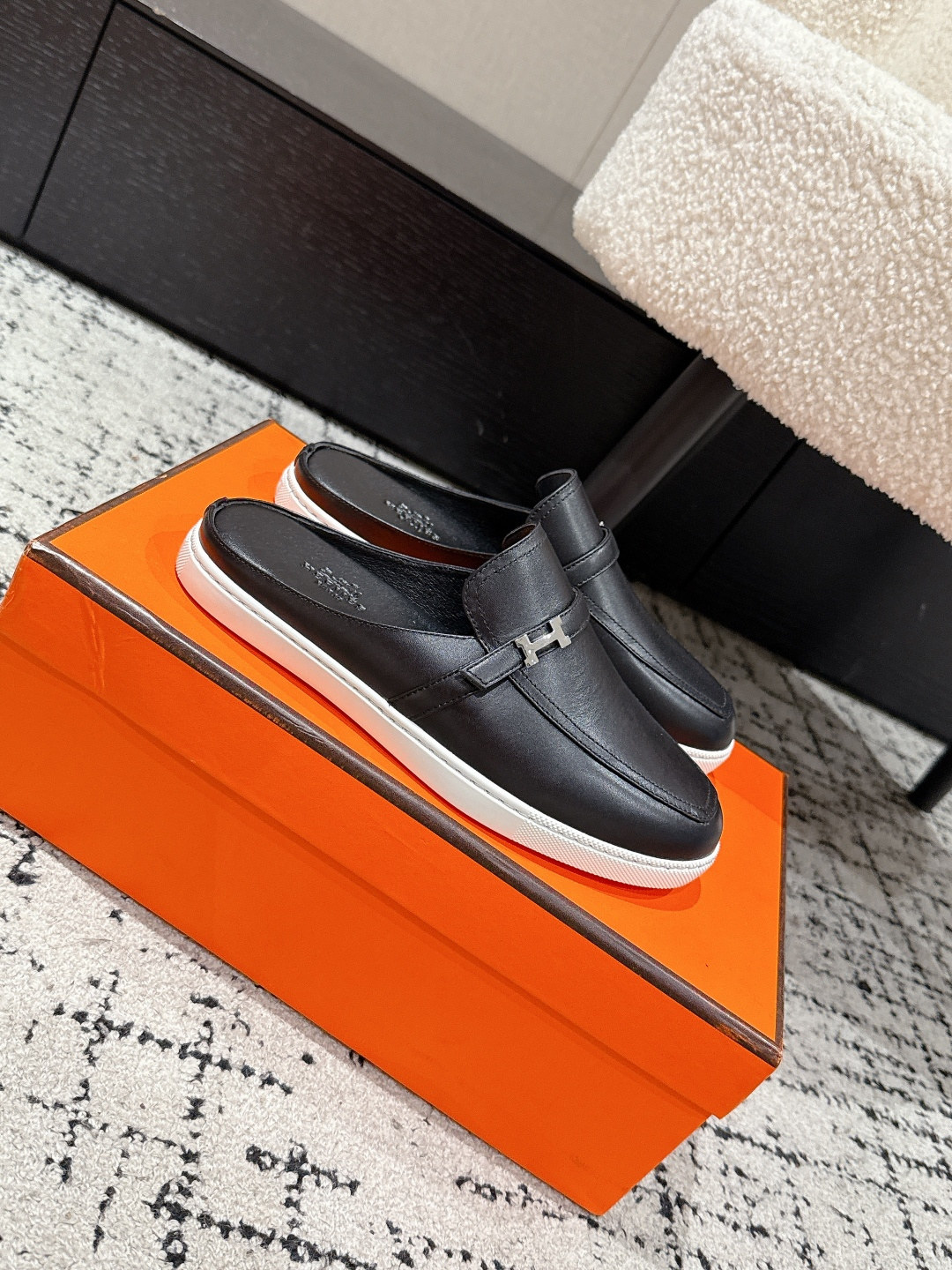 NO:544781,Women's/men's style. The latest classic loafers for couples, with a lasted boot shape + British retro design, classic and beautiful!  Original inverted mold last, with the ultimate 1:1 shape. The imported high-end cow back velvet/cowhide fabric combination presents a delicate texture, and the imported sheepskin mat is comfortable and breathable! Original open mold high-definition private mold bottom top 35-45 [Female 40.41/Men 45 customized], semi-drag, loafers, boots, cowhide, sheepskin19860909女款/男款 情侣款H家最新经典乐福鞋,经楦靴型+英伦复古设计,经典耐看！原版倒模楦型,极致1:1形体. 进口高端牛反绒/牛皮面料组合呈现出精致质感,进口羊皮里垫,舒适透气可佳! 原版开模高密私模大底 顶级35-45 [女40.41/男45定制],半拖,loafers,boots,cowhide,sheepskin,Women's Shoes