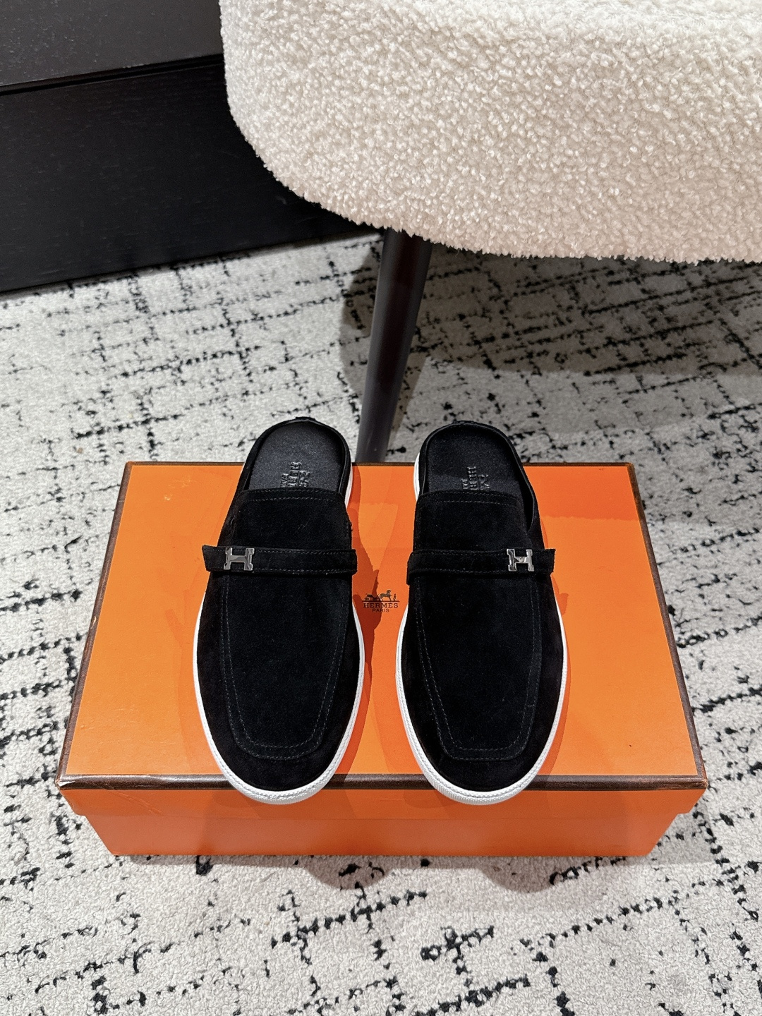 NO:481298,Women and Men #Top Version Hermes 25/New autumn and winter style Love semi-drag British retro design, classic and beautiful!  Original inverted mold last, with the ultimate 1:1 shape. Comfortable and casual!  Fabric beef velvet/calf leather, imported sheepskin inner lining, large sole original molded large sole Size#35-45 (customized for women 40 men 45), semi-drag, hermes, hermes, loafers, cowhide, sheepskin19860909女男 #顶级版本 Hermes爱马仕 25/ 秋冬新款 乐福 半拖 英伦复古设计,经典耐看！原版倒模楦型,极致1:1形体.舒适 休闲！ 面料牛反绒/小牛皮 内里进口羊皮里 大底原版开模大底 Size#35-45 (女40男45定做）,半拖,hermes,hermes,loafers,cowhide,sheepskin,Women's Shoes