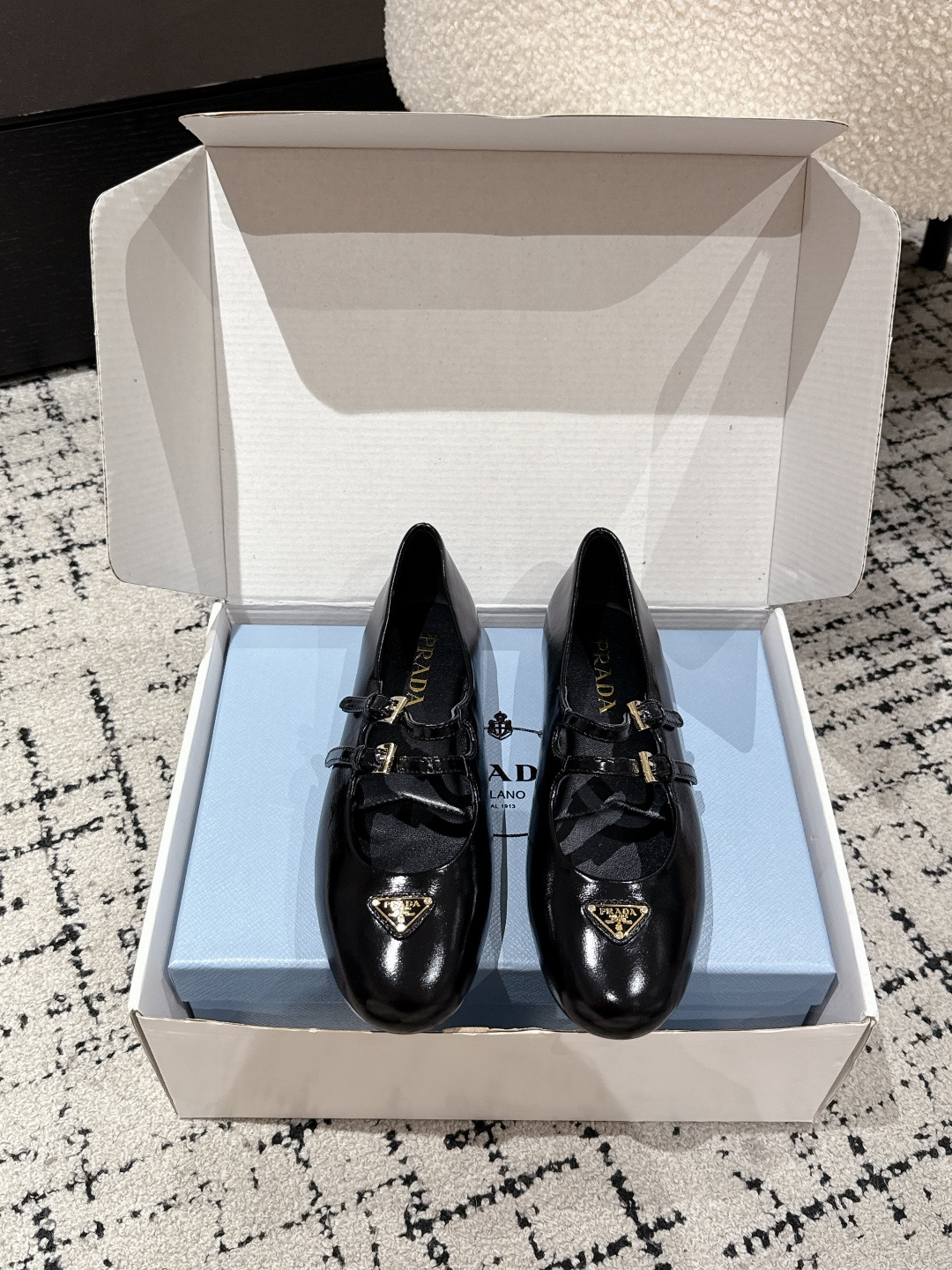 NO:480151,#Top version Prada Prada 25/ New print ballet shoes flat heel Mary Jane single shoes Sana set off for Prada Milan show, white dress is simple and refreshing, paired with this single shoe, clear water to produce lotus!  This leather ballet flats reinterpret the classic style with a stylish tapered profile, adorned with the iconic triangular logo. Upper imported sheepskin inner lining original open molded rubber outsole Size #35-41 (customized on 40/41), ballet shoes, prada, prada, mary jane, flats, skirts, sheepskin19860909#顶级版本 Prada 普拉达25/ 新款 印花 芭蕾舞鞋 平跟 玛丽珍 单鞋 Sana出发Prada米兰大秀,白色连衣裙简单清爽,配上这款单鞋,清水出芙蓉！ 这款皮革芭蕾平底鞋采用时髦的锥形轮廓重新诠释经典款式,饰以标志性的三角形徽标. 鞋面进口羊皮 内里舒适羊皮内里 鞋底原版开模橡胶大底 Size #35-41（40/41定做）,芭蕾舞鞋,prada,prada,mary jane,flats,skirts,sheepskin,Women's Shoes