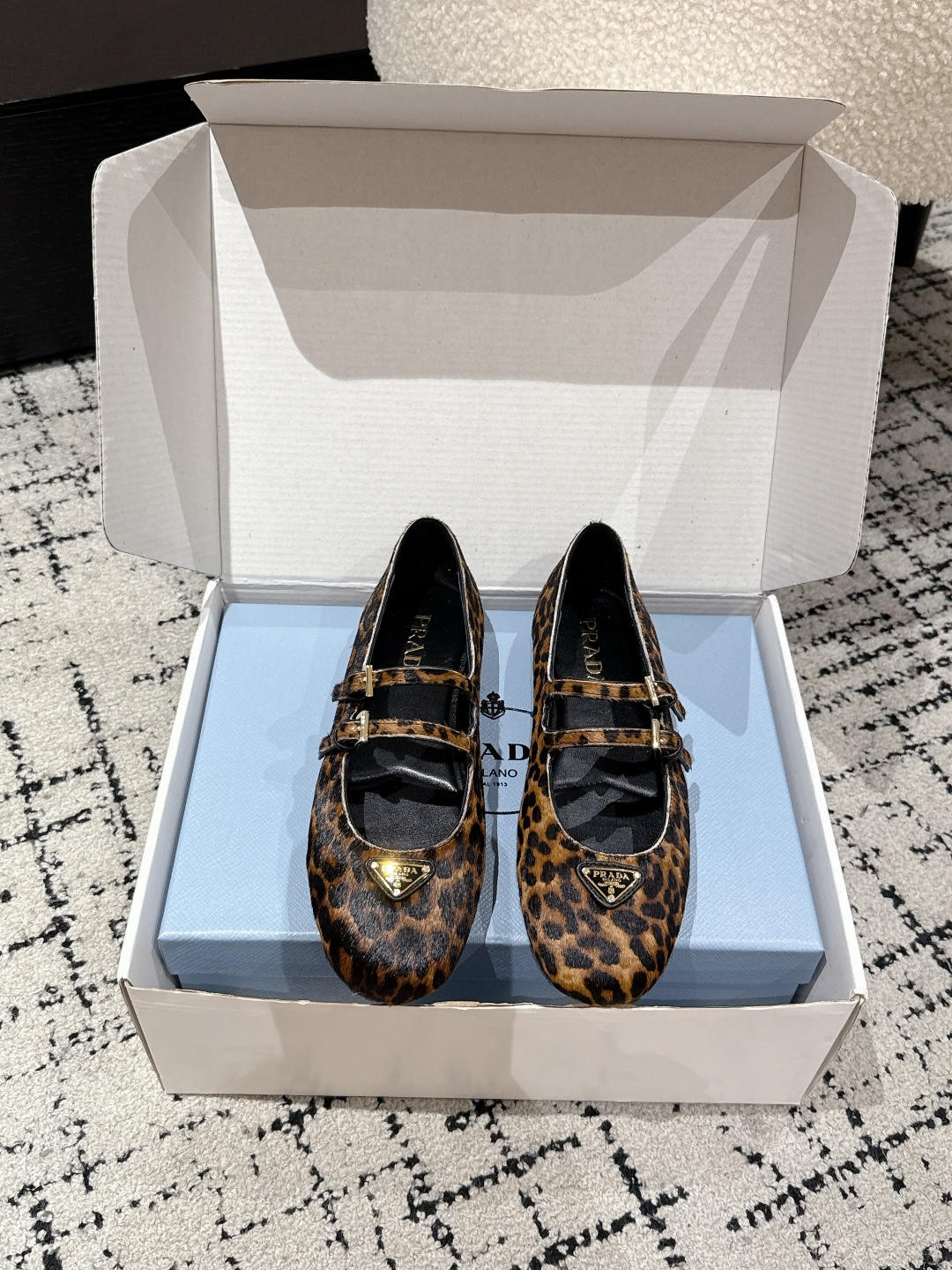 NO:480159,#Top version Prada Prada 25/ New print ballet shoes flat heel Mary Jane single shoes Sana set off for Prada Milan show, white dress is simple and refreshing, paired with this single shoe, clear water to produce lotus!  This leather ballet flats reinterpret the classic style with a stylish tapered profile, adorned with the iconic triangular logo. Upper imported horsehair, inner comfortable sheepskin inner sole original open molded rubber outsole Size #35-41 (customized on 40/41), ballet shoes, prada, prada, mary jane, flats, skirts, sheepskin19860909#顶级版本 Prada 普拉达25/ 新款 印花 芭蕾舞鞋 平跟 玛丽珍 单鞋 Sana出发Prada米兰大秀,白色连衣裙简单清爽,配上这款单鞋,清水出芙蓉！ 这款皮革芭蕾平底鞋采用时髦的锥形轮廓重新诠释经典款式,饰以标志性的三角形徽标. 鞋面进口马毛 内里舒适羊皮内里 鞋底原版开模橡胶大底 Size #35-41（40/41定做）,芭蕾舞鞋,prada,prada,mary jane,flats,skirts,sheepskin,Women's Shoes