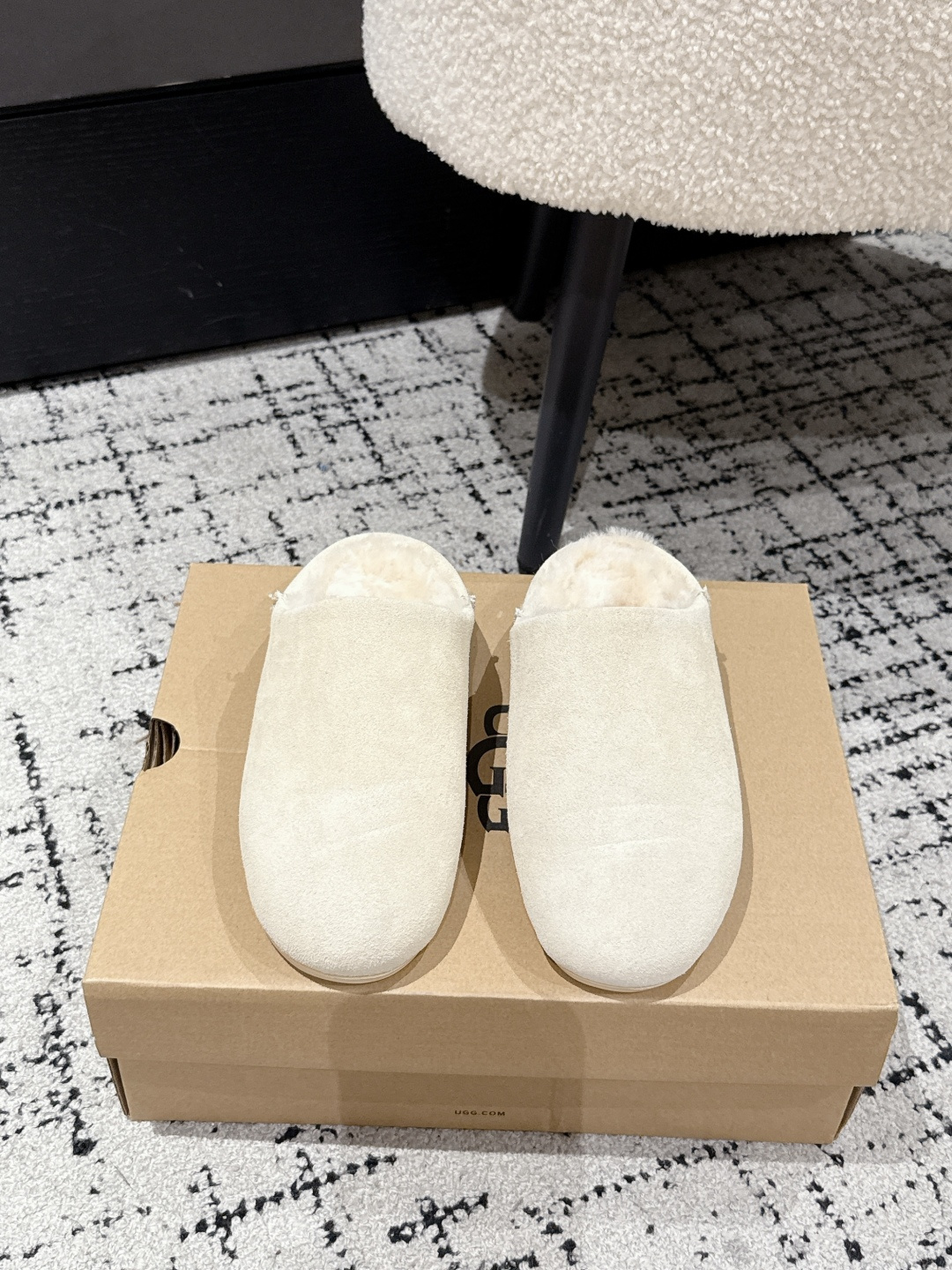 NO:480193,UGG 25/ Winter hot-scroll check Your casual retro brown look, it’s easy to light up the street and pick up the trendy and cool~ Thick-soled pencil boots Big orange sole kicks Thick-soled TAZZ autumn and winter equipment is all in one second, playing with a different style! Half of the fashion circle is calling it’s call’” is not an exaggeration at all. Its shoe shape is more inclined to be half-supported and pedaled, which is convenient and comfortable to put on and take off. It is the favorite of many lazy cancer stars. Upper sheepskin/skin integrated/suede sheepskin inner wool original 1:1 open mold outsole size#35-41 (customized for 40.41), semi-dragged fur shoes, boots, sheepskin19860909UGG 25/ 冬季 爆款 毛拖 check 你的随性复古棕色系look,点亮街头拿捏潮酷不费力~厚底铅笔靴 大橘底一秒蹬厚底TAZZ秋冬装备齐活,玩不一样的Style! 半个时尚圈都在为它打call‘”这句话一点也不夸张.它的鞋型更倾向于半托一脚蹬,穿脱方便舒适,是很多懒癌星人的心头好. 鞋面羊皮/皮面一体/绒面羊皮 内里羊毛 大底原版1:1开模大底 size#35-41（40.41定做）,半拖毛毛鞋,boots,sheepskin,Women's Shoes