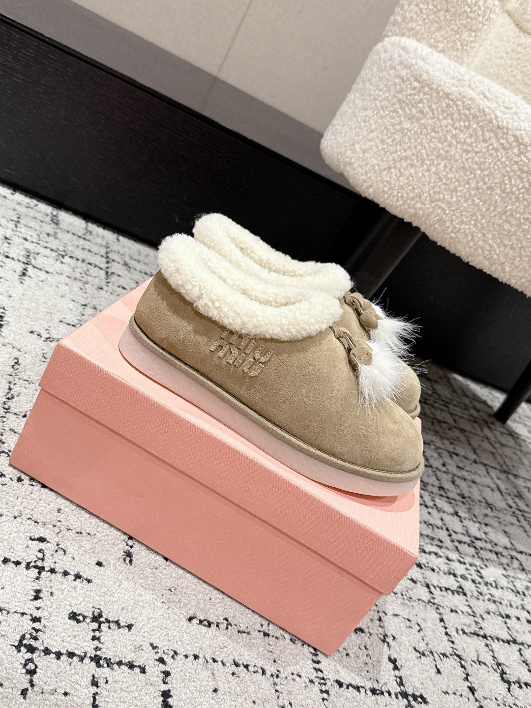 NO:480654,丨The latest pendant wool snow boots in autumn. The warm snow boots in winter are indeed not disappointing. The cute snow boots that are attracted at first sight are super comfortable and pleasing to the eye!  Fabric: ox back velvet material Inner: imported lamb wool Outsole: original open mold rubber sole Size: 35-41 [40.41 custom made], snow boots, boots19860909丨谬谬秋季最新 吊坠 羊毛款雪地靴.冬季保暖雪地靴 果然没让人失望, 一眼就被吸引住的蠢萌雪地靴,上聊超级舒服 耐看！ 面料: 牛反绒材料 内里: 进口羊羔毛 大底: 原版开模橡胶底 Size: 35-41 [40.41定做],雪地靴,boots,Women's Shoes