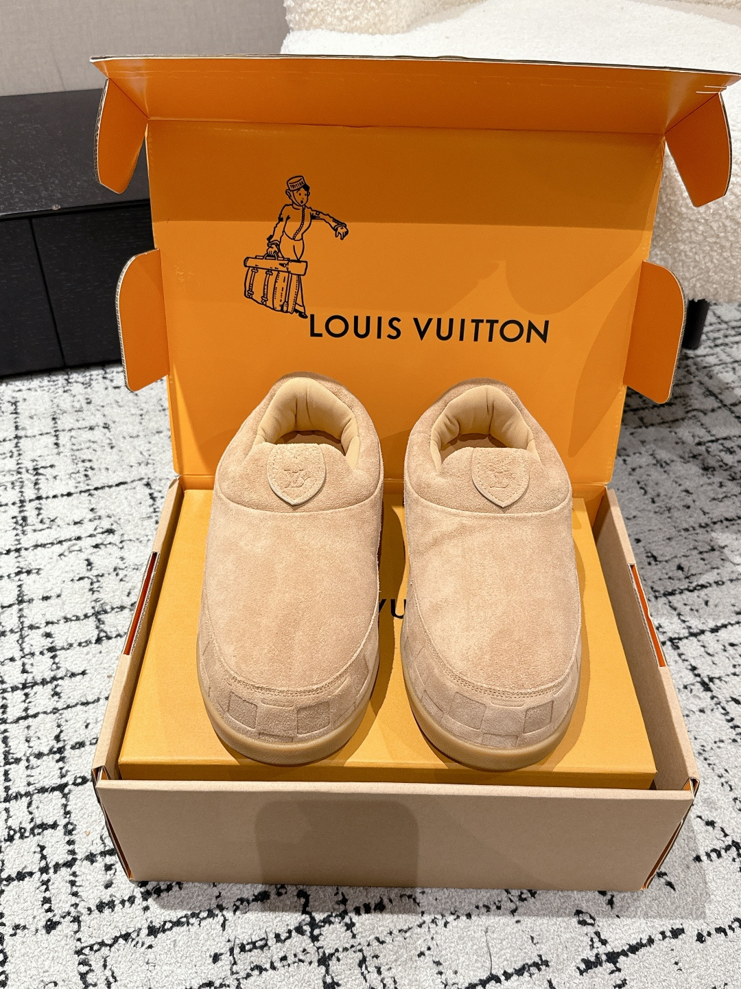 NO:480256,Women's men's 410 #Top version LV x Ingo co-branded model Fat Ding Forrest Gump shoes Thick sole Couple style Casual sports shoes Original purchase and development Made of LV Yeti lace-up shoes from the LV Yeti series, avant-garde brushstrokes combine Japanese 'little feet' fashion aesthetics with Louis Vuitton classic elements, cleverly greeting the traditional Japanese culture of taking off shoes. Suede cowhide leather partially imprinted Nigo's reinterpretation of Damier pattern, comfortable slippers configuration highlights the street style, exquisite packaging of delivery counter Fabric: original imported cowhide, original custom-made breathable net, sole original open mold-proof TPU material, bottom thickness 5CM Size: women's 35-42 men's 38-46 (women's 41/42 men's 38/45/46  Custom made), casual shoes/sports shoes, louis vuitton, louis vuitton, sneakers, cowhide19860909女款男款410 #顶级版本 LV x Ingo联名款 胖丁 阿甘鞋 厚底 情侣款 休闲 运动鞋鞋 原版购入开发 做货 LV Yeti 系带鞋出自 LV Yeti 系列,以前卫笔触融合日式“小脚”时尚美学与路易威登经典元素,巧妙致意入室脱鞋的日本传统文化.绒面牛皮革局部压印 Nigo 重绎的 Damier 图案,舒适便鞋构型彰显街头风范 配送专柜精美包装 面料:原版进口头层牛皮 内里原版定制透气网里 鞋底原版开模防滑TPU材质 底厚5CM Size:女款35-42男款38-46（女款41/42 男款38/45/46 定做）,休闲鞋/运动鞋,louis vuitton,louis vuitton,sneakers,cowhide,Women's Shoes