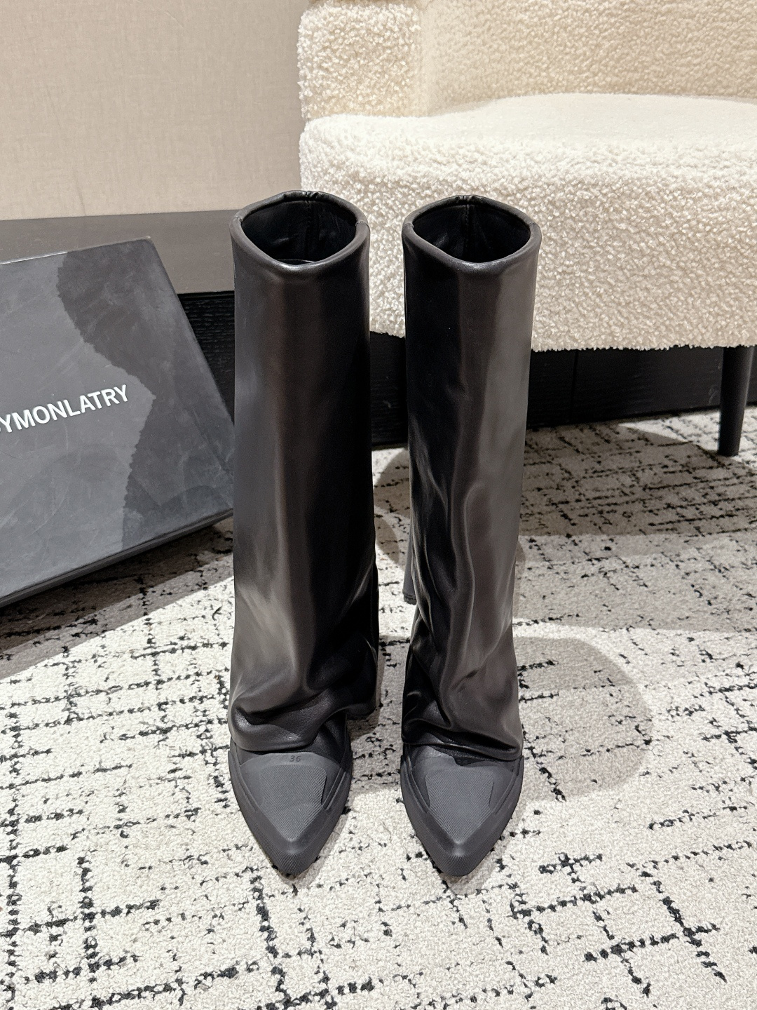 NO:477201,DYMONLATRY 25/ niche designer new style, mid-heel, pointed toe, short boots, easy to lengthen and increase proportion, control the sporty street style. The original mold opening custom line data brings rich details and comfort to minimalist outfits. Newly added all black, super versatile, daily matching, easy and effortless to get a high-end feel. Full grain cowhide fabric, inner cowhide, natural rubber sole, inner height 3.5cm Size: #women 35-40 (40 custom-made, non-return and exchange, more than half a size), boots, boots, cowhide19860909DYMONLATRY 25/ 小众设计师新款 中跟 尖头 短靴 轻松拉长比例增高,驾驭运动感街头造型 原版开模定制线条数据为极简穿搭带来丰富细节与舒适感 新增全黑色超级百搭,日常随意搭配,轻松不费力就能get到高级感 面料全粒面牛皮 内里牛皮 大底天然橡胶大底 内增高3.5cm Size: #女35-40（40定做不退换 偏大半码）,靴子,boots,cowhide,Women's Shoes