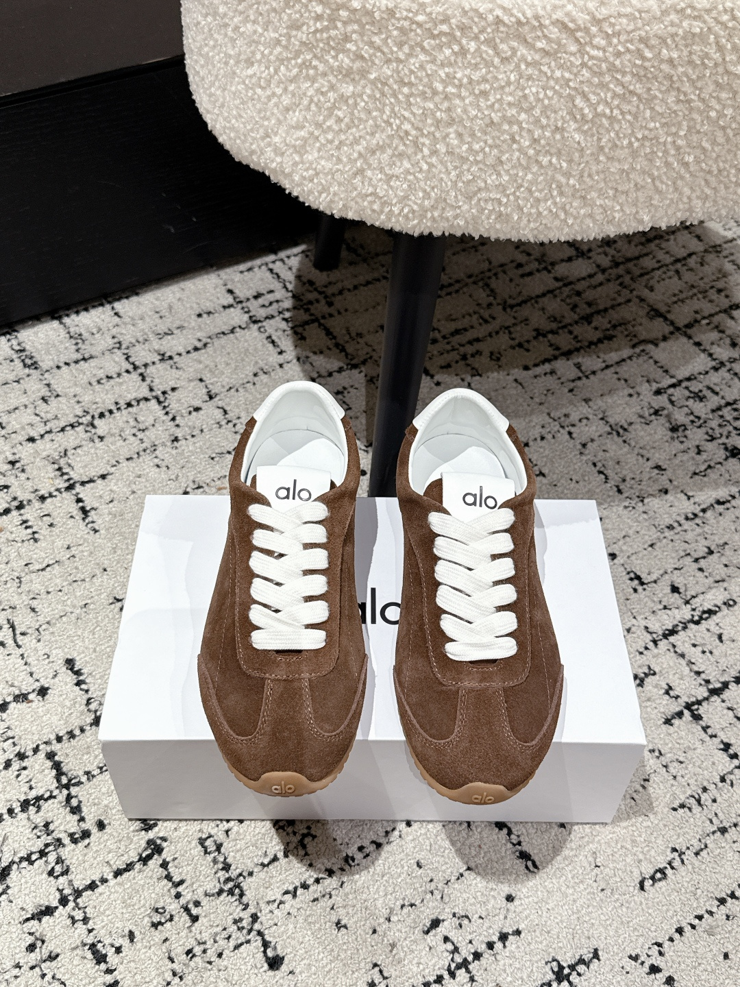 NO:490633,alo 25/ss new style, lace-up, German training shoes, comfortable casual style, small white shoes alo understand girls better than Nike!  Super versatile!  And super comfortable!  It's a thin bottom and it's not heavy at all!  Very lightweight!  It looks better when putting on socks!  And it is recommended by celebrities~ It looks thinner with legs on your feet!  Super suitable for us small girls~ the shoes are also a classic ox-fleece design and the delicate texture of the upper!  !  Upper ox back fleece inner sheepskin outsole rubber outsole size#women 35-40 (40 custom made without return or exchange), casual shoes/sports shoes, sneakers, sheepskin19860909alo 25/ ss新款 系带 德训鞋舒适 休闲款 小白鞋 alo比耐克更懂女生！上脚超级百搭！而且超级舒适！是薄底款上脚一点都不沉重！非常轻便！套上袜套搭配更好看！而且还是明星同款推荐～上脚超级显腿细！超级适合我们小个子女生～鞋子整体也是经典的牛反绒设计搭配鞋面细腻的纹路肌理感！！ 鞋面牛反绒 内里羊皮 大底橡胶大底 size#女35-40（40定做不退换）,休闲鞋/运动鞋,sneakers,sheepskin,Women's Shoes