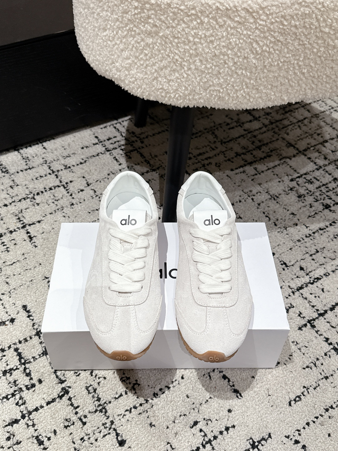 NO:490638,Manufacturer alo 25/ss new model, lace-up, German training shoes, comfortable casual style, small white shoes alo understand girls better than Nike!  Super versatile!  And super comfortable!  It's a thin bottom and it's not heavy at all!  Very lightweight!  It looks better when putting on socks!  And it is recommended by celebrities~ It looks thinner with legs on your feet!  Super suitable for us small girls~ the shoes are also a classic ox-fleece design and the delicate texture of the upper!  !  Upper ox back fleece inner sheepskin outsole rubber outsole size#women 35-40 (40 custom made without return or exchange), casual shoes/sports shoes, sneakers, sheepskin19860909厂家 alo 25/ ss新款 系带 德训鞋舒适 休闲款 小白鞋 alo比耐克更懂女生！上脚超级百搭！而且超级舒适！是薄底款上脚一点都不沉重！非常轻便！套上袜套搭配更好看！而且还是明星同款推荐～上脚超级显腿细！超级适合我们小个子女生～鞋子整体也是经典的牛反绒设计搭配鞋面细腻的纹路肌理感！！ 鞋面牛反绒 内里羊皮 大底橡胶大底 size#女35-40（40定做不退换）,休闲鞋/运动鞋,sneakers,sheepskin,Women's Shoes