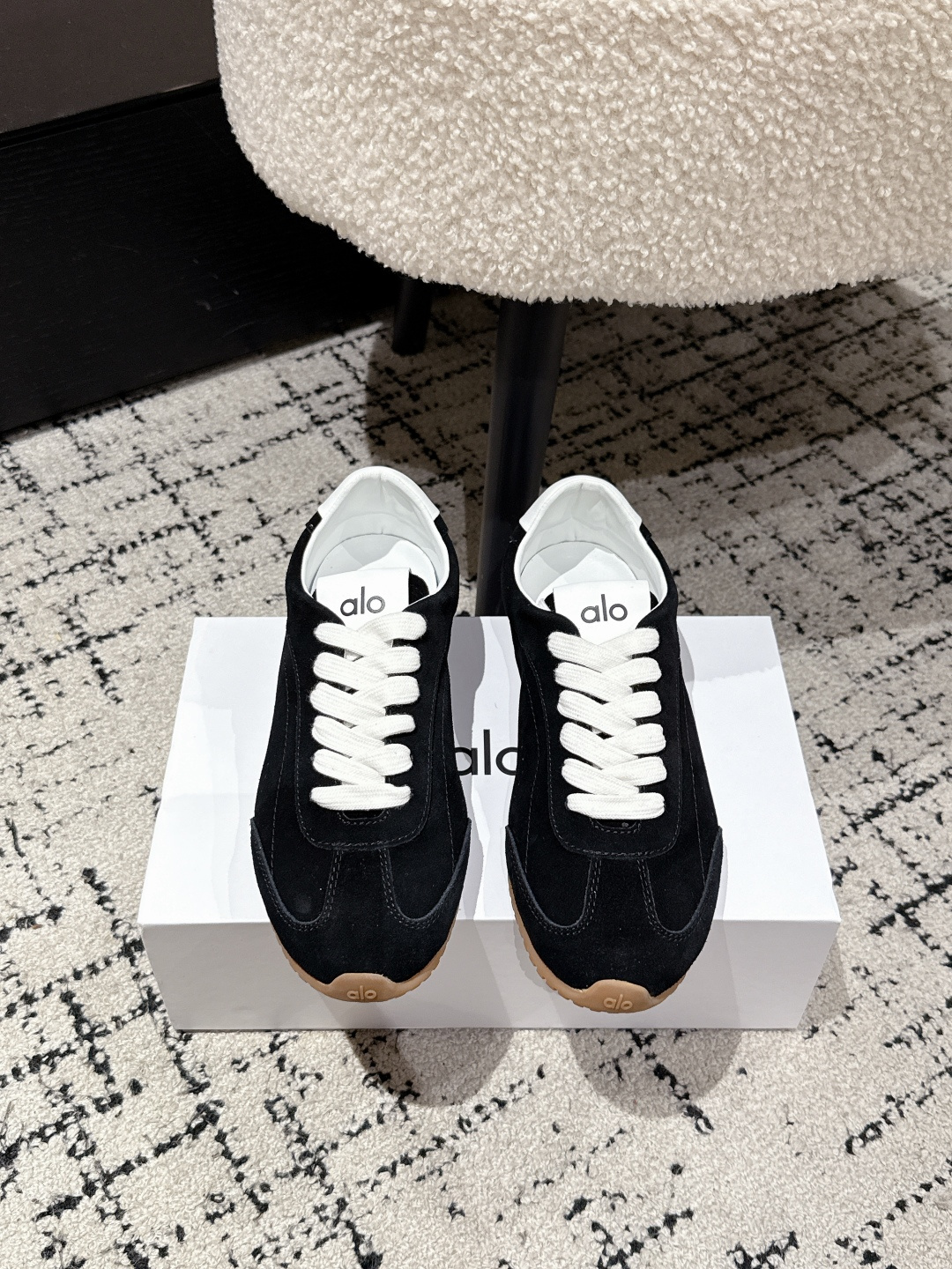 NO:490644,alo 25/ss new style, lace-up, German training shoes, comfortable casual style, small white shoes alo understand girls better than Nike!  Super versatile!  And super comfortable!  It's a thin bottom and it's not heavy at all!  Very lightweight!  It looks better when putting on socks!  And it is recommended by celebrities~ It looks thinner with legs on your feet!  Super suitable for us small girls~ the shoes are also a classic ox-fleece design and the delicate texture of the upper!  !  Upper ox back fleece inner sheepskin outsole rubber outsole size#women 35-40 (40 custom made without return or exchange), casual shoes/sports shoes, sneakers, sheepskin19860909alo 25/ ss新款 系带 德训鞋舒适 休闲款 小白鞋 alo比耐克更懂女生！上脚超级百搭！而且超级舒适！是薄底款上脚一点都不沉重！非常轻便！套上袜套搭配更好看！而且还是明星同款推荐～上脚超级显腿细！超级适合我们小个子女生～鞋子整体也是经典的牛反绒设计搭配鞋面细腻的纹路肌理感！！ 鞋面牛反绒 内里羊皮 大底橡胶大底 size#女35-40（40定做不退换）,休闲鞋/运动鞋,sneakers,sheepskin,Women's Shoes