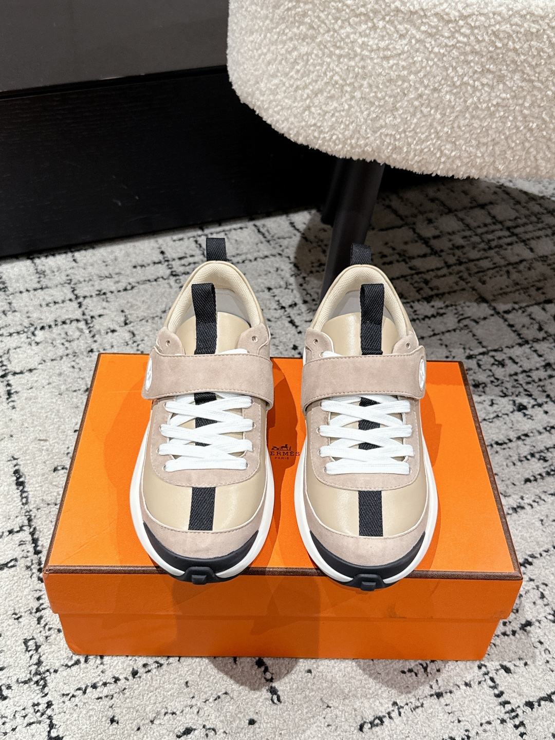 NO:483970,#Top version Hermes 25/ New product Loop Thick sole heightened Casual Sports shoes Use imported cowhide Imported suede hollow Sports and fashionable upper full circle head layer calfskin without breaking atmospheric luxury Customized Double lifting design Outsole adopts foam shock absorbing midsole + TPU film double-layer combination Casual sports Fashion and versatile Super comfortable on the foot Size#35-40 (40 custom made without return or exchange), casual shoes/sports shoes, hermes, hermes, sneakers, cowhide, chamois leather19860909#顶级版本 Hermes 爱马仕 25/ 新品 Loop 厚底增高 休闲 运动鞋 采用进口牛皮 进口麂皮镂空 运动时尚鞋面整圈头层小牛皮无断接大气奢华 定制 双提环设计 大底采用发泡减震中底+TPU底片双层组合 休闲运动 时尚百搭 上脚超级舒适 Size#35-40（40订做不退换）,休闲鞋/运动鞋,hermes,hermes,sneakers,cowhide,chamois leather,Women's Shoes