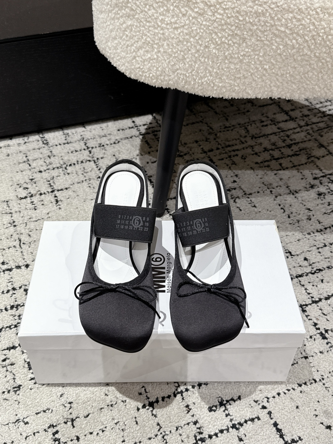 NO:481735,Top version Maison Marginal* MM6 25/ Autumn New thick-heeled apple-toe ballet shoes semi-trailed Majra designer is so talented Use thick heels as design element to create shoes. Single shoes are capable and exquisite. Semi-trailed with short skirt. Sexy and personalized Fabric: Original silk Inner: Brie Outsole: Italian imported leather outsole Heel: 7cm Size: #35-41 (40.41 custom made without return or exchange), ballet shoes, masion margiela,masion margiela,skirts,real silk,Leather soles19860909顶级版本 Maison Marginal* MM6 25/ 秋季 新品粗跟苹果头芭蕾舞鞋半拖 马吉拉设计师太有才了 采用粗跟作为设计元素打造鞋品 单鞋干练精致 半拖搭配短裙 性感个性 面料 : 原版真丝 内里 : 布里 大底 : 意大利进口真皮大底 鞋跟 : 7cm Size : #35-41（40.41订做不退不换）,芭蕾舞鞋,masion margiela,masion margiela,skirts,real silk,Leather soles,Women's Shoes