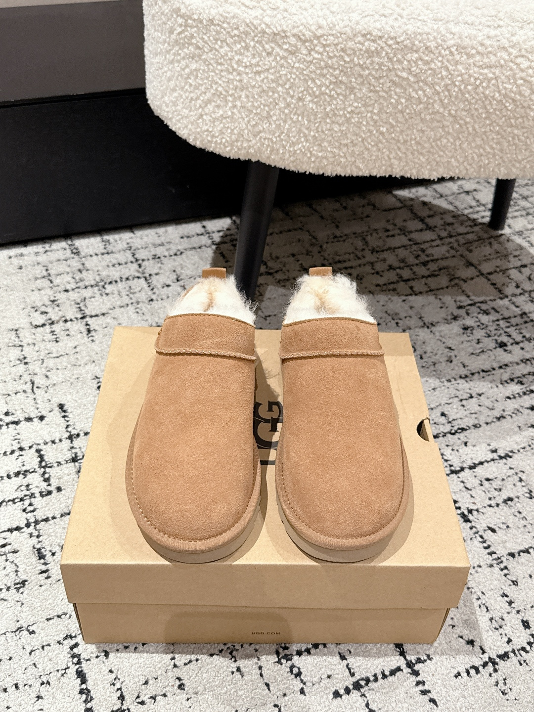 NO:480176,UGG 25/ Winter Hot Fashion Thick Sole Snow Boots Check Your casual retro brown look, light up the street and pick up the trendy and cool effortless~ Thick-soled pencil boots Big orange sole kicks Thick Sole TAZZ autumn and winter equipment is all in one second, playing with a different style! Half of the fashion circle is calling it'' The sentence is not exaggerated at all. Its shoe shape is more inclined to half-support and kick, which is convenient and comfortable to put on and take off, which is the favorite of many lazy cancer stars. Upper sheepskin/skin integrated/suede wool inner wool original 1:1 open mold sole size#35-40 (40. Custom made), semi-dragged fur shoes, boots, sheepskin19860909UGG 25/ 冬季 爆款 时尚厚底 雪地靴 check 你的随性复古棕色系look,点亮街头拿捏潮酷不费力~厚底铅笔靴 大橘底一秒蹬厚底TAZZ秋冬装备齐活,玩不一样的Style! 半个时尚圈都在为它打call‘”这句话一点也不夸张.它的鞋型更倾向于半托一脚蹬,穿脱方便舒适,是很多懒癌星人的心头好. 鞋面羊皮/皮面一体/绒面羊皮 内里羊毛 大底原版1:1开模大底 size#35-40（40.定做）,半拖毛毛鞋,boots,sheepskin,Women's Shoes