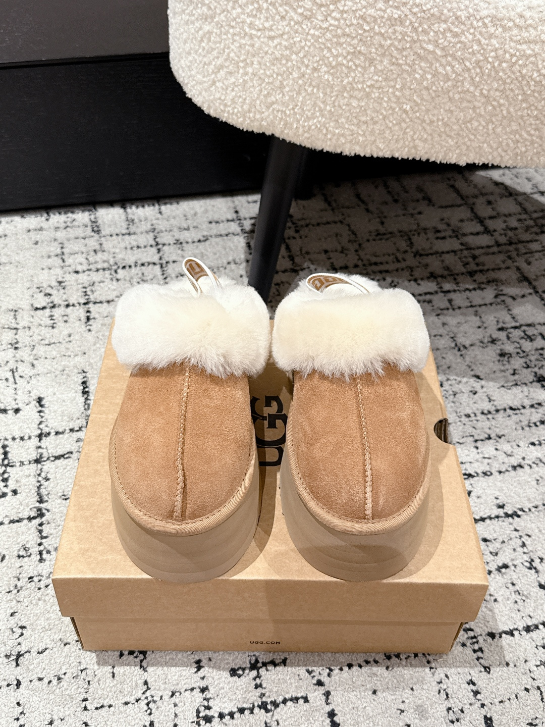 NO:480138,#Spot instant UGG 25/Hot-up fashion, thick-soled high-rise snow boots, wool-drag check Your casual retro brown look, light up the street, the trendy and cool effortless~ Thick-soled pencil boots, big orange sole, thick-soled TAZZ, autumn and winter equipment, play a different style! Half of the fashion circle is calling it, the sentence '' is not an exaggeration at all. Its shoe shape is more inclined to be half-supported and pedaled, which is convenient and comfortable to put on and take off, which is the favorite of many lazy cancer stars. Upper sheepskin/skin integrated/suede sheepskin inner wool original 1:1 open mold and sole size#35-40, snow boots, boots, sheepskin19860909#现货秒发 UGG 25/ 爆款 时尚厚底增高雪地靴 毛拖 check 你的随性复古棕色系look,点亮街头拿捏潮酷不费力~厚底铅笔靴 大橘底一秒蹬厚底TAZZ秋冬装备齐活,玩不一样的Style! 半个时尚圈都在为它打call‘”这句话一点也不夸张.它的鞋型更倾向于半托一脚蹬,穿脱方便舒适,是很多懒癌星人的心头好. 鞋面羊皮/皮面一体/绒面羊皮 内里羊毛 大底原版1:1开模大底 size#35-40,雪地靴,boots,sheepskin,Women's Shoes