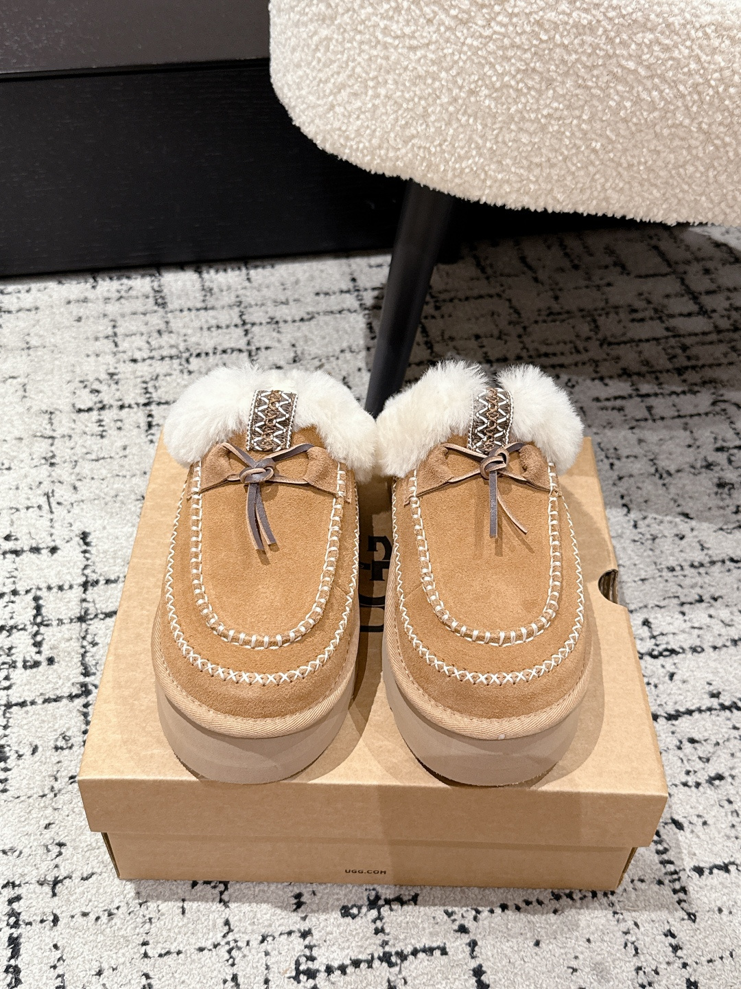 NO:480152,UGG 25/ Latest Snow Boots Semi-Trained The most popular UGG thick-soled snow boots of the year is here. I can't help but spoiler. Seeing that various versions of the market are flying all over the sky, the exclusive customized combination of color-opening molds is about to be shipped... This ugg thick-soled short nude boot is not made of fur, the material is wool wool. As the name suggests, basically all uggs in the market are made of fur, because it is easy to produce the output directly by making bag shoes, and the cost is relatively low, so it is quick to make!  But the disadvantage is that the shoes are very easy to deform. If they are worn every day within a week, they will be severely deformed. This genuine ugg is made of fashion shoes. The material of cow velvet fits wool is used to pack it in a full set, and then cover the shoes, which involves many processes. You need to add a toe toe, then set the cloth, and then go through the 'bubble machine' to perform the subdivided processes of upper shaping, so the finished shoes are not easy to deform!  Our ugg is completely based on the authentic material process...you can compare it at will. Size35-40, snow boots, boots19860909UGG 25/ 最新 雪地靴 半拖 年度最火UGG厚底雪地靴剧透来了 忍不住要剧透一下,看到市场各种版本满天飞,独家定制对色开模的组合底马上就要出货了……这款ugg厚底短款裸靴,正品并不是皮毛一体的,材料是牛绒贴合编织羊毛 顾名思义,基本市场所有ugg都是用皮毛一体来做,因为那样直接做套包鞋容易出产量,而且成本比较低,做起来又快！ 但是弊端是鞋子非常容易变形走样,如果天天穿没一周就严重变形 正品这款ugg是用做时装鞋 的做法去做,牛绒贴合羊毛的材料拿来全套包,再蒙鞋,牵扯到很多工序,要加鞋头港宝,然后定型布,再经过“馒头机”进行鞋面定型这些细分的工序,所以成品鞋不易变形！我们家的ugg完全按照正品材质工艺流程进行…可随意对比 Size35-40,雪地靴,boots,Women's Shoes