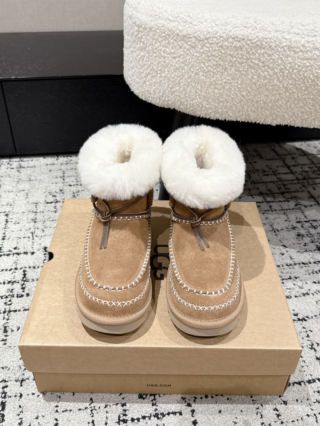 NO:480161,UGG 25/ Latest Snow Boots The most popular UGG thick-soled snow boots of the year is here. I can't help but spoil it. Seeing that various versions of the market are flying all over the sky, the exclusive customized combination of color-opening molds is about to be shipped... This ugg thick-soled short nude boot is not genuine, the material is wool fitted with wool. As the name suggests, basically all uggs in the market are made of fur, because it is easy to produce the output directly by making bag shoes, and the cost is relatively low, so it is quick to make it!  But the disadvantage is that the shoes are very easy to deform. If they are worn every day within a week, they will be severely deformed. This genuine ugg is made of fashion shoes. The material of cow velvet fits wool is used to pack it in a full set, and then cover the shoes, which involves many processes. You need to add a toe toe, then set the cloth, and then go through the 'bubble machine' to perform the subdivided processes of upper shaping, so the finished shoes are not easy to deform!  Our ugg is completely based on the authentic material process...you can compare it at will. Size35-40, snow boots, boots19860909UGG 25/ 最新 雪地靴 年度最火UGG厚底雪地靴剧透来了 忍不住要剧透一下,看到市场各种版本满天飞,独家定制对色开模的组合底马上就要出货了……这款ugg厚底短款裸靴,正品并不是皮毛一体的,材料是牛绒贴合编织羊毛 顾名思义,基本市场所有ugg都是用皮毛一体来做,因为那样直接做套包鞋容易出产量,而且成本比较低,做起来又快！ 但是弊端是鞋子非常容易变形走样,如果天天穿没一周就严重变形 正品这款ugg是用做时装鞋 的做法去做,牛绒贴合羊毛的材料拿来全套包,再蒙鞋,牵扯到很多工序,要加鞋头港宝,然后定型布,再经过“馒头机”进行鞋面定型这些细分的工序,所以成品鞋不易变形！我们家的ugg完全按照正品材质工艺流程进行…可随意对比 Size35-40,雪地靴,boots,Women's Shoes