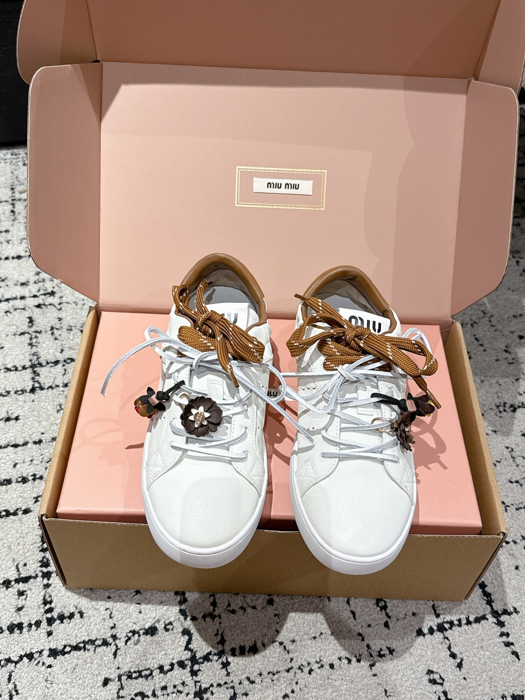 NO:481755,Purchase grade Miu Miu 25/ New British style lace-up white shoes Casual shoes MiuMiu show suitable and unique color polishing technology comes from the details of the Miu Miu series. Trendy elements of the new season. The concept of love at this moment, diverse collision, conveys modern style~ It looks good no matter how you wear it. This summer's fashionable favorite looks not very comfortable. Super comfortable to wear. The fabric imported original cowhide/cow velvet inner sheepskin. Outsole original rubber sole Size#35-40 (40 custom made without return or exchange), casual shoes/sports shoes, miumiu, sneakers, cowhide, sheepskin19860909代购级 Miu Miu 缪缪 25/ 新款英伦风系带 小白鞋 休闲鞋 MiuMiu秀场适当独一无二的擦色工艺工艺来自Miu Miu系列的细节特写 新季的潮流要素一.此刻挚爱的概念,多元对撞,传达现代风格~ 怎么穿都好看今夏时髦精最爱 看起来不怎么舒服 上脚超级舒服 面料进口原版牛皮/牛绒 内里羊皮 大底原版橡胶底 Size#35-40（40订做不退换）,休闲鞋/运动鞋,miumiu,sneakers,cowhide,sheepskin,Women's Shoes