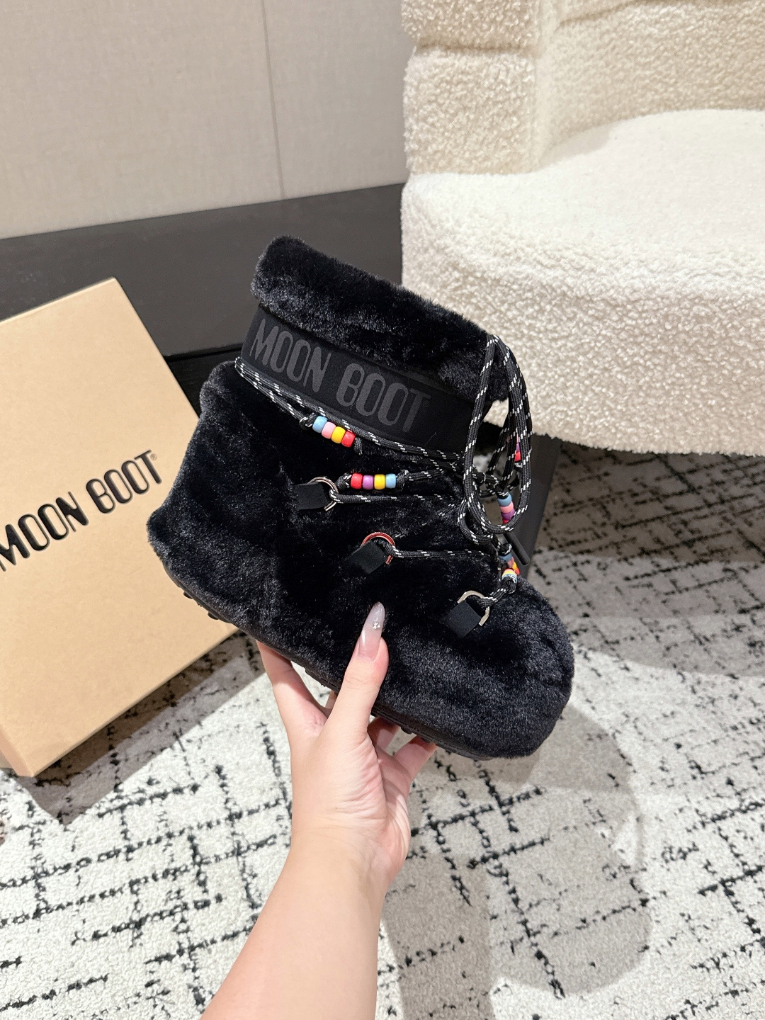 NO:544764,The latest hot series of autumn and winter ugly snow boots. Top quality boots that are so warm and make your legs slimmer. A versatile pair that looks short and fat but actually makes you taller and slimmer!  More everyday ~ Fabric: Cotton+Plastic+Flyweave Lining: Silk floss liner Foot: Silk floss liner Outsole: Original thermoplastic rubber sole Sole thickness: 4cm including inner height increase SIZE: 35-43 [41.42.43 customization], snow boots, boots19860909最新火爆系列 秋冬丑萌雪地短靴 顶级品质这么保暖又显腿细的靴子,一双看起来矮矮胖胖实则显高显瘦的百搭神器！更日常一点~ 面料: 棉纶+塑料+飞织 内里: 丝绵内胆 垫脚: 丝绵内胆 大底:原版热塑性橡胶底 底厚:4cm含内增高 SIZE:35-43 [41.42.43定制],雪地靴,boots,Women's Shoes