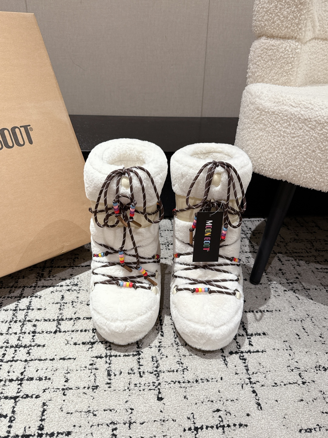 NO:481244,#Top version Moon Boot 25/ Latest Autumn and Winter Ugly Snow Christmas Boots Forget UGG, fashionable people are wearing Moon Boot Snow Boots If you can't accept the revival of UGG, then there is a more alternative snow boot that has been back, that is Moon Boot Moon Boot, which was already very popular in the millennium, and celebrities such as paris hilton and victoria beckham often wore it. Now the Y2K trend is popular again, and the same QQ show out the same style as Piyou. The ugly and cute snow boots that were shown by tens of thousands of people have become popular again. It is neither distinguished between men and women. It looks so slim and warm and easy to wear!  Fabric: cotton-elastic plastic fly weaving Inner: silk cotton inner liner Foot pad: silk cotton inner liner Outsole: original thermoplastic rubber Sole thickness: 4cm Size: #35-43 (41.42.43 custom-made non-returning), snow boots, boots19860909#顶级版本 Moon Boot 25/ 最新 秋冬 丑萌雪地 圣诞款 短靴 忘了UGG吧,时髦人都在穿Moon Boot雪地靴 如果你难以接受UGG的复兴那现在有一款更另类的雪地靴又杀回来了,那就是Moon Boot月亮靴,在千禧年就已经非常火了当年paris hilton、victoria beckham等名人经常穿它,如今Y2K风潮再次流行,痞幼同款QQ秀穿搭 万人大秀的丑萌雪地靴重新翻红 不分男女不分左右 看着巨无霸巨显瘦还暖和好穿！ 面料: 棉纶塑料飞织 内里: 丝绵内胆 垫脚: 丝绵内胆 大底:原版热塑性橡胶 底厚:4cm Size:#35-43（41.42.43定制不退换）,雪地靴,boots,Women's Shoes