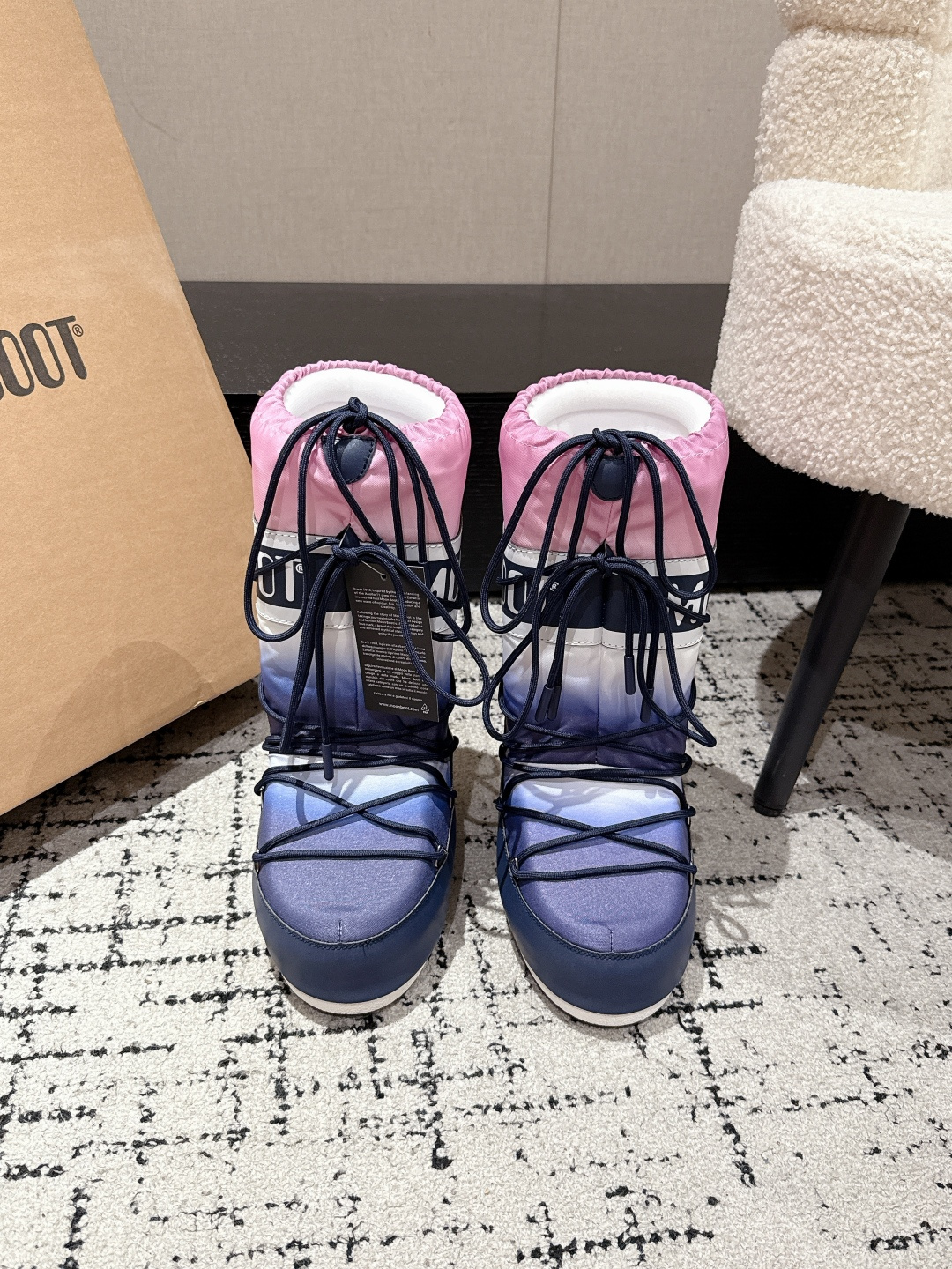 NO:481255,#Top version Moon Boot 25/ Latest Autumn and Winter Ugly Snow Christmas Boots Forget UGG, fashionable people are wearing Moon Boot Snow Boots If you can't accept the revival of UGG, then there is a more alternative snow boot that has been back, that is Moon Boot Moon Boot, which was already very popular in the millennium, and celebrities such as paris hilton and victoria beckham often wore it. Now the Y2K trend is popular again, and the same QQ show out the same style as Piyou. The ugly and cute snow boots that were shown by tens of thousands of people have become popular again. It is neither distinguished between men and women. It looks so slim and warm and easy to wear!  Fabric: cotton-elastic plastic fly weaving Inner: silk cotton inner liner Foot pad: silk cotton inner liner Outsole: original thermoplastic rubber Sole thickness: 4cm Size: #35-43 (41.42.43 custom-made non-returning), snow boots, boots19860909#顶级版本 Moon Boot 25/ 最新 秋冬 丑萌雪地 圣诞款 短靴 忘了UGG吧,时髦人都在穿Moon Boot雪地靴 如果你难以接受UGG的复兴那现在有一款更另类的雪地靴又杀回来了,那就是Moon Boot月亮靴,在千禧年就已经非常火了当年paris hilton、victoria beckham等名人经常穿它,如今Y2K风潮再次流行,痞幼同款QQ秀穿搭 万人大秀的丑萌雪地靴重新翻红 不分男女不分左右 看着巨无霸巨显瘦还暖和好穿！ 面料: 棉纶塑料飞织 内里: 丝绵内胆 垫脚: 丝绵内胆 大底:原版热塑性橡胶 底厚:4cm Size:#35-43（41.42.43定制不退换）,雪地靴,boots,Women's Shoes