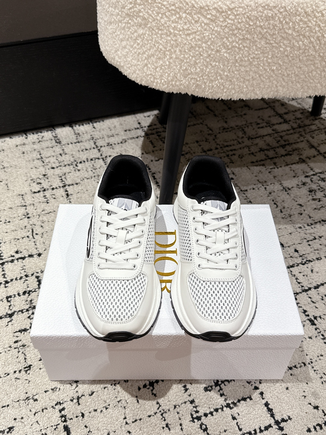 NO:481279,Men's Dior 25/ Latest Run'n'Dior Series Couple Model Thick Sole Casual Sports Shoes Original Purchase and Development Made This Run'n'Dior Sports Shoes is a new product in the 2025 Fall Series, reinterpreting the sports style with an elegant and fashionable look. The upper is carefully crafted with white mesh fabric, and the laces and heels are decorated with the Christian Dior Paris logo. The exquisite two-color sole is light and soft, which can add a high-order temperament to all kinds of casual looks!  Fabric: Original custom imported top layer cowhide Inner: Imported soft sheepskin Sole: Original open mold anti-slip rubber material Thick sole 4CM Size: #women's 35-41 / men's 39-45 (41/45 custom made), casual shoes/sports shoes, dior, dior, sneakers, cowhide, sheepskin19860909男 Dior迪奥 25/ 最新Run'n'Dior 系列 情侣款 厚底 休闲 运动鞋 原版购入开发 做货 这款 Run'n'Dior 运动鞋是二零二五秋季系列新品,以优雅时尚的造型重新演绎运动风格.鞋面采用白色网眼织物精心制作,鞋带和鞋跟饰以 Christian Dior Paris 标志.精致的双色鞋底轻盈柔软,可为各式休闲造型增添高订气质！ 面料 : 原版定制进口头层牛皮 内里 : 进口柔软羊皮里 鞋底 : 原版开模防滑橡胶材质 底厚 4CM Size : #女款35-41 / 男款39-45（41/45定做）,休闲鞋/运动鞋,dior,dior,sneakers,cowhide,sheepskin,Women's Shoes