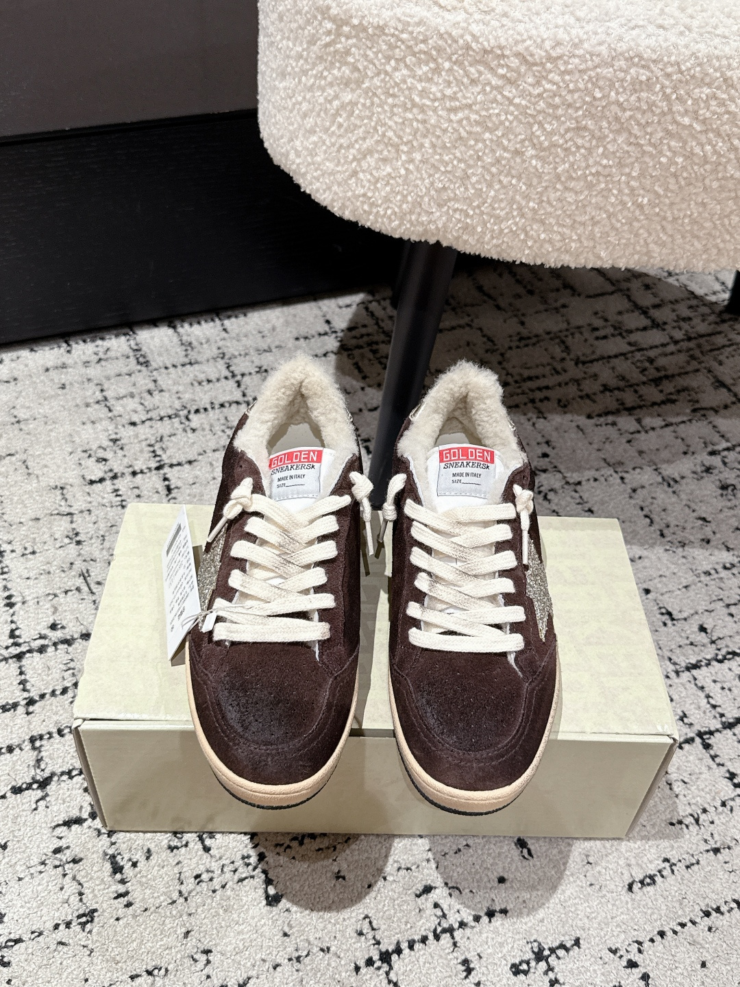 NO:484018,#Couple style Purchase grade GGDB 25/ Autumn and Winter New Style New Upgrade Pure wool Dirty shoes with wool foot pads, wear as you like 25 New upgrade More refined and excellent quality All the network recognized as the best small dirty shoes GGDB series wool small dirty shoes, love it hard, invisible height increase and refusal to be teased, the small dirty shoes that many master bloggers and celebrities are wearing are high-looking and delicate, wool plus velvet thickening but not big, their ballstars are all added to increase internal height, and the small one is planted with grass GGDB dirty shoes, the old essence is cute real lamb wool, paired with the leading casual style, celebrity private servers are on foot demonstration, looking at and keeping warm!  Lamb fur semi-tugging, no longer afraid of cold winter, the inner height of the fur insole is increased by 3.5cm, making the legs look thin, and it is versatile. Original custom cowhide upper, original inner sheepskin integrated, outsole original combination outsole Size #35-45, casual shoes/sports shoes, sneakers, cowhide, sheepskin19860909#情侣款 代购级 GGDB 25/ 秋冬 新款 全新升级 纯羊毛 脏脏鞋 附带羊毛垫脚一副 随心穿搭 25全新升级 更精致 品质更卓越 全网公认最顶小脏鞋 GGDB 系列羊毛小脏鞋 ,狠狠爱了,隐形增高拒绝被调侃的尴尬,众多达人博主、明星都在穿的小脏鞋,颜值高上脚秀气,羊毛加绒加厚却不显脚大,他们家ballstar都是加了内增高,小个子狠狠被种草 GGDB 脏脏鞋毛鞋,做旧精髓可爱的真羊羔毛,搭配主导的休闲风,明星私服上脚示范,用心好看又保暖！羊羔毛半拖,冷冬也不再怕,毛鞋垫内增高3.5cm,妥妥的显腿瘦,百搭性杠杠 鞋面原版定制牛皮 内里原版羊皮毛一体 大底原版组合大底 Size #35-45,休闲鞋/运动鞋,sneakers,cowhide,sheepskin,Women's Shoes