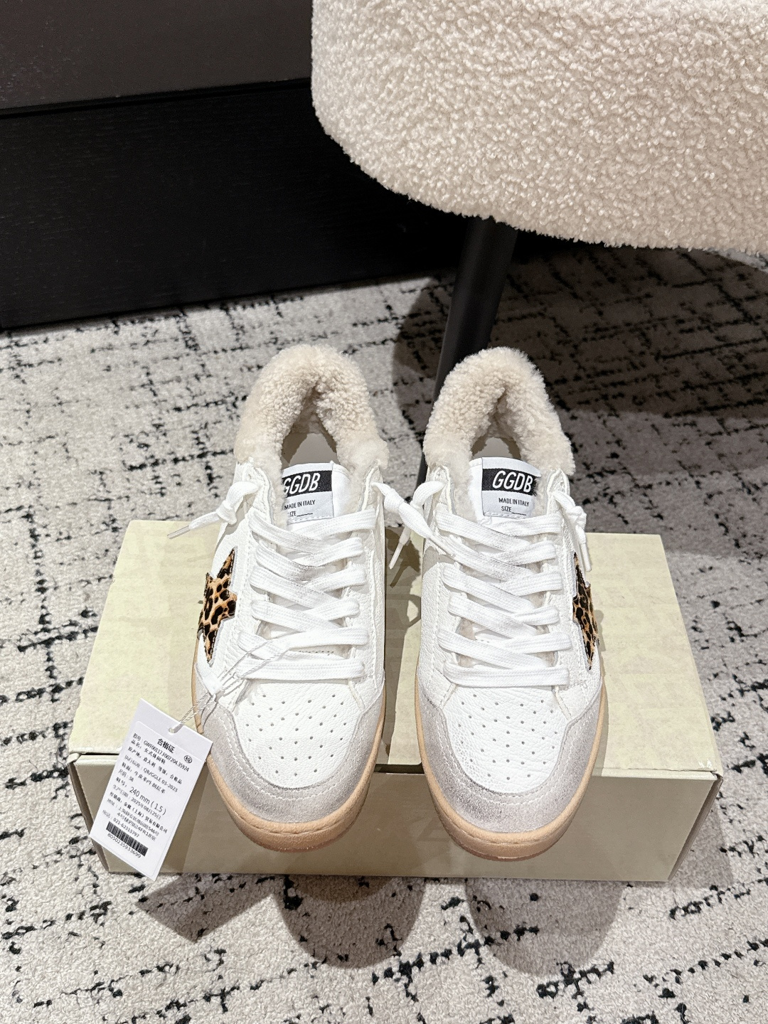 NO:484014,#Couple style Purchase grade GGDB 25/Autumn and winter new style New upgrade Pure wool dirty shoes semi-trailed with wool foot pads Free-to-wear 25 new upgrade More refined and excellent quality The most recognized small dirty shoes on the Internet Golden Goose Deluxe Brand Super-STAR ggdb Star small dirty shoes, the redness is earlier than the little white shoes, breaking the traditional aesthetic, the small dirty shoes have done it!  Celebrity private server demonstration is so versatile!  No need to worry about washing shoes anymore!  The wool style uses top-grade wool, super warm and comfortable!  Original custom cowhide upper, original inner sheepskin and fur integrated outsole original combination outsole Size #35-45, casual shoes/sports shoes, sneakers, cowhide, sheepskin19860909#情侣款 代购级 GGDB 25/ 秋冬 新款 全新升级 纯羊毛 脏脏鞋 半拖 附带羊毛垫脚一副 随心穿搭 25全新升级 更精致 品质更卓越 全网公认最顶小脏鞋 Golden Goose Deluxe Brand Super-STAR ggdb 星星小脏鞋 ,火红程度比小白鞋还要早,打破传统审美,小脏鞋做到了！明星私服上脚示范 就是这么百搭 ！再也不用担心洗鞋的问题啦！羊毛款选用顶级羊毛 超级保暖 舒适！ 鞋面原版定制牛皮 内里原版羊皮毛一体 大底原版组合大底 Size #35-45,休闲鞋/运动鞋,sneakers,cowhide,sheepskin,Women's Shoes