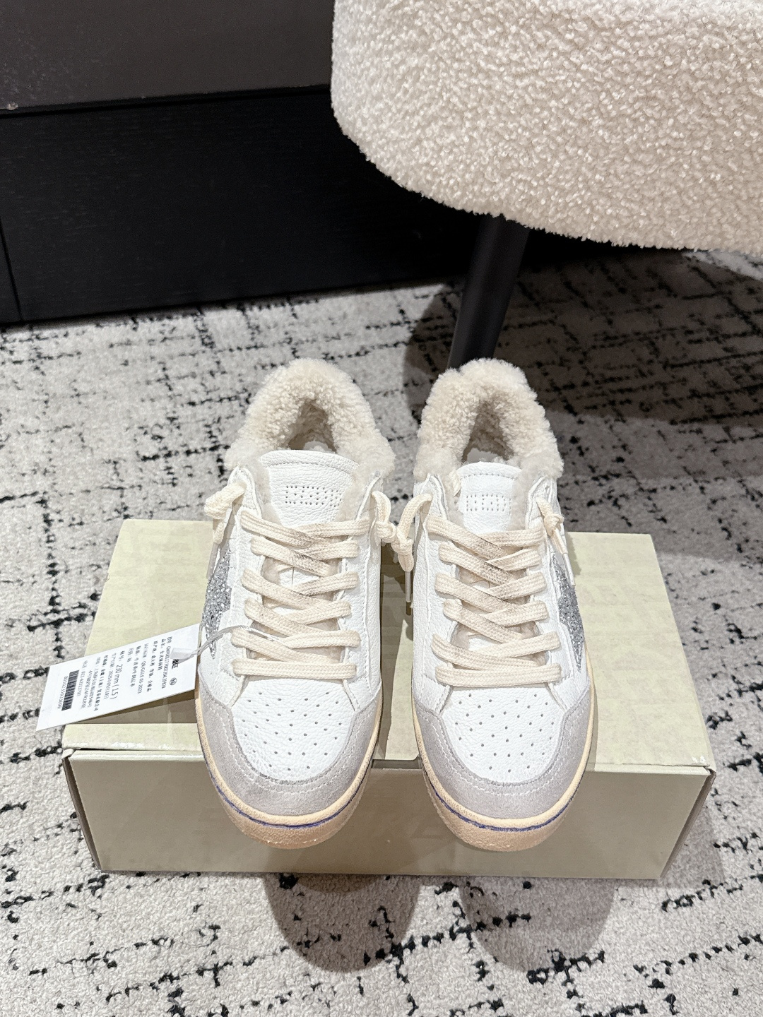 NO:484022,#Women's Purchase Grade GGDB 25/ Autumn and Winter New Style New Upgrade Pure Wool Dirty Shoes With Wool Padded Fitness Wearing Suitable 25 New Upgrade More refined Quality More Excellent Small Dirty Shoes recognized on the entire network GGDB series wool Dirty Shoes, I love it so much, the invisible height increase and refuse to be teased, the small dirty shoes are worn by many master bloggers and celebrities. They are wearing high-looking and delicate feet, and the wool plus velvet thickens but not big feet. Their ballstar has been added to the inner height increase, and the small one is planted with grass GGDB dirty shoes, the old essence is cute and real lamb wool, paired with the leading casual style, the star private server is on foot demonstration, and it looks good and warm!  Lamb fur semi-tugging, no longer afraid of cold winter, the inner height of the fur insole increases by 3.5cm, which makes the legs look thin and versatile. Original custom cowhide upper, original inner sheepskin integrated, outsole original combination outsole Size #35-40, casual shoes/sports shoes, sneakers, cowhide, sheepskin19860909#女款 代购级 GGDB 25/ 秋冬 新款 全新升级 纯羊毛 脏脏鞋 附带羊毛垫脚一副 随心穿搭 25全新升级 更精致 品质更卓越 全网公认最顶小脏鞋 GGDB 系列羊毛小脏鞋 ,狠狠爱了,隐形增高拒绝被调侃的尴尬,众多达人博主、明星都在穿的小脏鞋,颜值高上脚秀气,羊毛加绒加厚却不显脚大,他们家ballstar都是加了内增高,小个子狠狠被种草 GGDB 脏脏鞋毛鞋,做旧精髓可爱的真羊羔毛,搭配主导的休闲风,明星私服上脚示范,用心好看又保暖！羊羔毛半拖,冷冬也不再怕,毛鞋垫内增高3.5cm,妥妥的显腿瘦,百搭性杠杠 鞋面原版定制牛皮 内里原版羊皮毛一体 大底原版组合大底 Size #35-40,休闲鞋/运动鞋,sneakers,cowhide,sheepskin,Women's Shoes