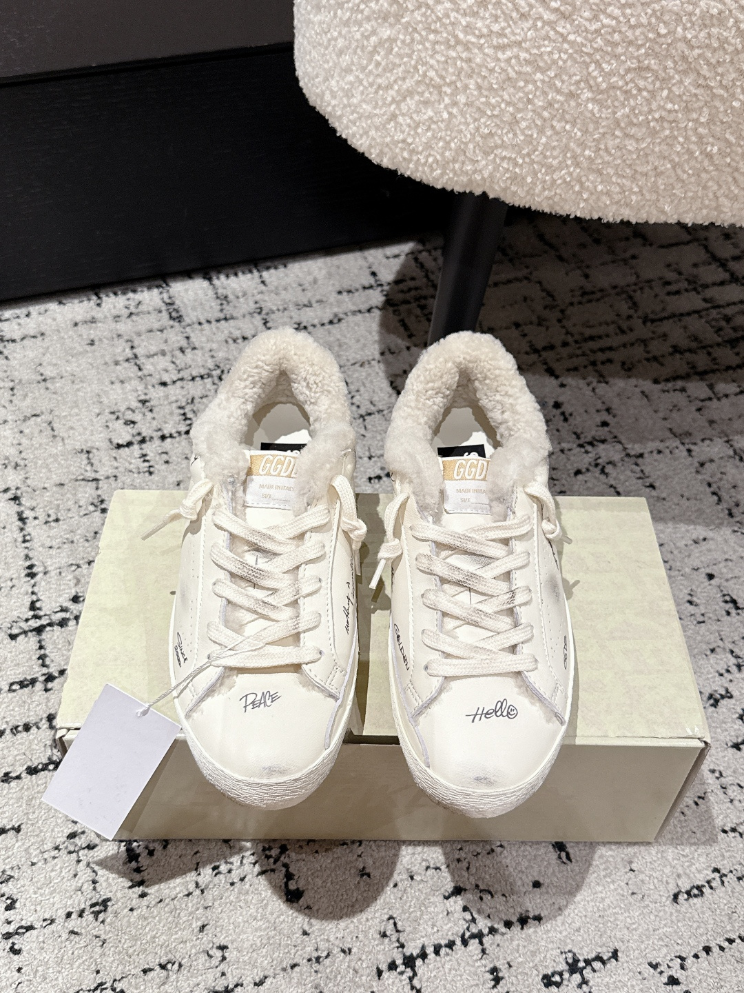 NO:484028,#Couple style Purchase grade GGDB 25/ Autumn and Winter New Style New Upgrade Pure wool Dirty shoes with wool foot pads, wear as you like 25 New upgrade More refined and excellent quality All the network recognized as the best small dirty shoes GGDB series wool small dirty shoes, love it hard, invisible height increase and refusal to be teased, the small dirty shoes that many master bloggers and celebrities are wearing are high-looking and delicate, wool plus velvet thickening but not big, their ballstars are all added to increase internal height, and the small one is planted with grass GGDB dirty shoes, the old essence is cute real lamb wool, paired with the leading casual style, celebrity private servers are on foot demonstration, looking at and keeping warm!  Lamb fur semi-tugging, no longer afraid of cold winter, the inner height of the fur insole is increased by 3.5cm, making the legs look thin, and it is versatile. Original custom cowhide upper, original inner sheepskin integrated, outsole original combination outsole Size #35-45, casual shoes/sports shoes, sneakers, cowhide, sheepskin19860909#情侣款 代购级 GGDB 25/ 秋冬 新款 全新升级 纯羊毛 脏脏鞋 附带羊毛垫脚一副 随心穿搭 25全新升级 更精致 品质更卓越 全网公认最顶小脏鞋 GGDB 系列羊毛小脏鞋 ,狠狠爱了,隐形增高拒绝被调侃的尴尬,众多达人博主、明星都在穿的小脏鞋,颜值高上脚秀气,羊毛加绒加厚却不显脚大,他们家ballstar都是加了内增高,小个子狠狠被种草 GGDB 脏脏鞋毛鞋,做旧精髓可爱的真羊羔毛,搭配主导的休闲风,明星私服上脚示范,用心好看又保暖！羊羔毛半拖,冷冬也不再怕,毛鞋垫内增高3.5cm,妥妥的显腿瘦,百搭性杠杠 鞋面原版定制牛皮 内里原版羊皮毛一体 大底原版组合大底 Size #35-45,休闲鞋/运动鞋,sneakers,cowhide,sheepskin,Women's Shoes