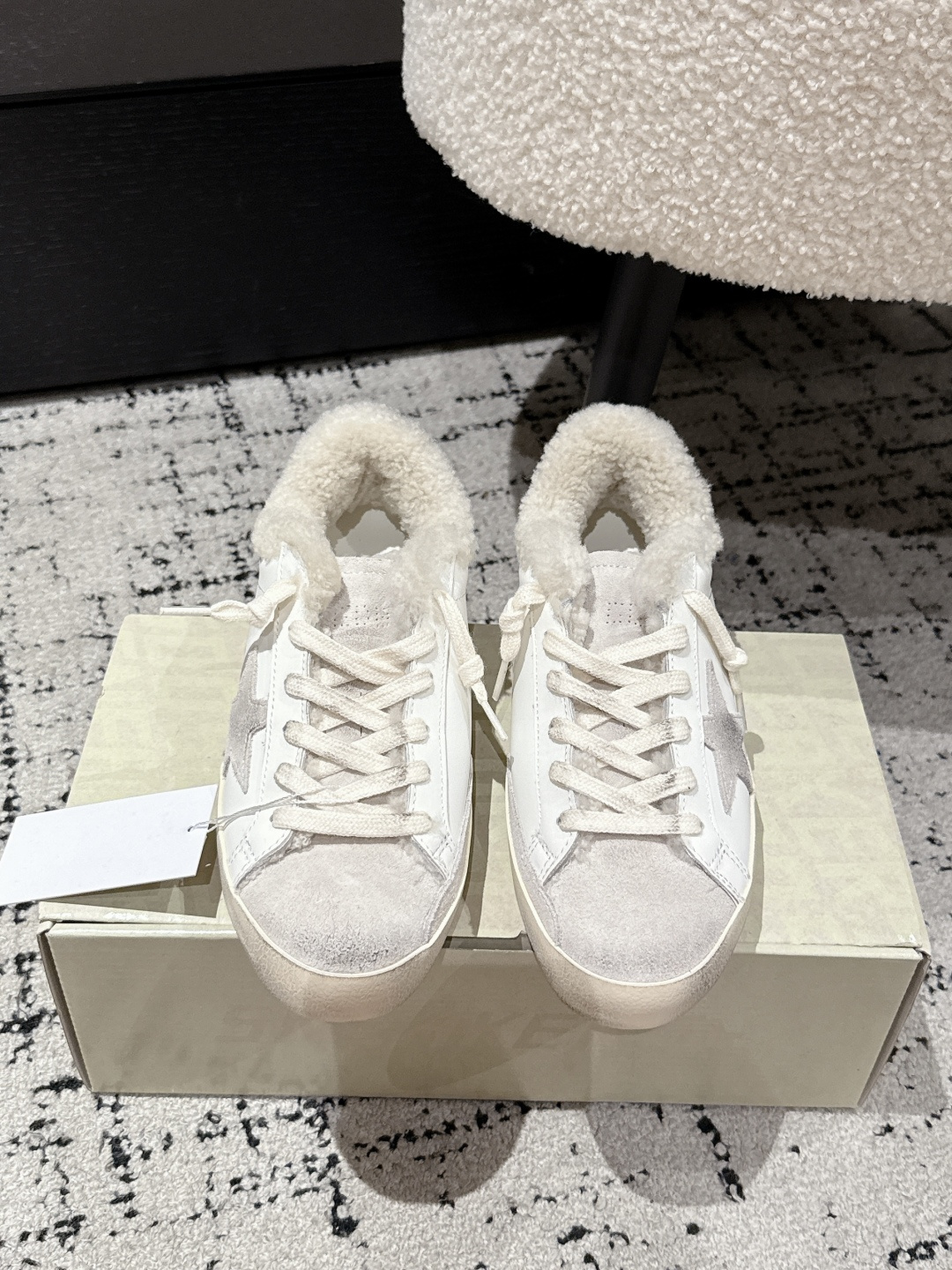 NO:484033,#Women's Purchase Grade GGDB 25/ Autumn and Winter New Style New Upgrade Pure Wool Dirty Shoes With Wool Padded Fitness Wear 25 New Upgrade More refined Quality More Excellent Small Dirty Shoes recognized on the entire network GGDB series wool Dirty Shoes, I love it so much, the embarrassment of invisible height increase and refusing to be teased, many master bloggers and celebrities are wearing small dirty shoes, they are very good-looking and delicate, wool plus velvet thickens but not big, their ballstars are all added to increase internal height, and the small one is planted with grass GGDB dirty shoes, the old essence is cute real lamb wool, paired with the leading casual style, celebrity private servers are on foot demonstration, looking at it with care and keeping warm!  Lamb fur semi-tugging, no longer afraid of cold winter, the inner height of the fur insole increases by 3.5cm, which makes the legs look thin and versatile. Original custom cowhide upper, original inner sheepskin integrated, outsole original combination outsole Size #35-40, casual shoes/sports shoes, sneakers, cowhide, sheepskin19860909#女款 代购级 GGDB 25/ 秋冬 新款 全新升级 纯羊毛 脏脏鞋 附带羊毛垫脚一副 随心穿搭 25全新升级 更精致 品质更卓越 全网公认最顶小脏鞋 GGDB 系列羊毛小脏鞋 ,狠狠爱了,隐形增高拒绝被调侃的尴尬,众多达人博主、明星都在穿的小脏鞋,颜值高上脚秀气,羊毛加绒加厚却不显脚大,他们家ballstar都是加了内增高,小个子狠狠被种草 GGDB 脏脏鞋毛鞋,做旧精髓可爱的真羊羔毛,搭配主导的休闲风,明星私服上脚示范,用心好看又保暖！羊羔毛半拖,冷冬也不再怕,毛鞋垫内增高3.5cm,妥妥的显腿瘦,百搭性杠杠 鞋面原版定制牛皮 内里原版羊皮毛一体 大底原版组合大底 Size #35-40,休闲鞋/运动鞋,sneakers,cowhide,sheepskin,Women's Shoes