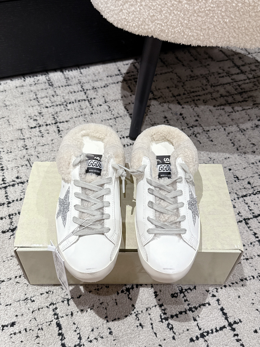 NO:484010,#Women's Purchase Grade GGDB 25/ Autumn and Winter New Style New Upgrade Pure Wool Dirty Shoes Semi-Travel With Wool Studs A pair of wool foot pads Freely Wear 25 New Upgrade More refined Quality More Excellent Quality The most recognized small dirty shoes on the Internet Golden Goose Deluxe Brand Super-STAR ggdb Star small dirty shoes, the redness is earlier than the white shoes, breaking the traditional aesthetic, the small dirty shoes have done it!  Celebrity private server demonstration is so versatile!  No need to worry about washing shoes anymore!  The wool style uses top-grade wool, super warm and comfortable!  Imported wool on the upper, integrated inner sheepskin fur, original combination outsole Size #35-40, casual shoes/sports shoes, sneakers, sheepskin19860909#女款 代购级 GGDB 25/ 秋冬 新款 全新升级 纯羊毛 脏脏鞋 半拖 附带羊毛垫脚一副 随心穿搭 25全新升级 更精致 品质更卓越 全网公认最顶小脏鞋 Golden Goose Deluxe Brand Super-STAR ggdb 星星小脏鞋 ,火红程度比小白鞋还要早,打破传统审美,小脏鞋做到了！明星私服上脚示范 就是这么百搭 ！再也不用担心洗鞋的问题啦！羊毛款选用顶级羊毛 超级保暖 舒适！ 鞋面进口羊毛 内里羊皮毛一体 大底原版组合大底 Size #35-40,休闲鞋/运动鞋,sneakers,sheepskin,Women's Shoes