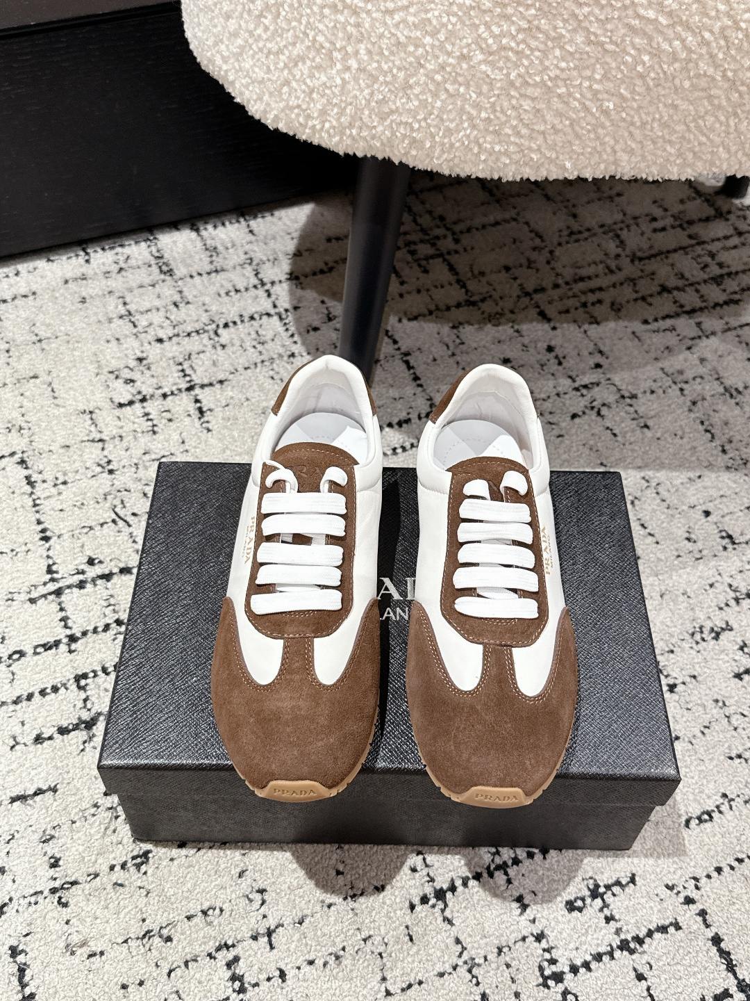 NO:489399,#Top version Prada 25/ New style Lace-up casual Sports shoes Forrest Gump shoes Soft rubber sole is known as the cloud-like feeling~ 100% comfortable, delicate reverse velvet upper, the shoe shape is full of wrapping, soft and textured!  Full of high-end feeling!  Upper Imported high mercerized beef reverse velvet/cowhide surface Inner Imported sheepskin Comfortable and breathable Sole Original open mold TPU two-color outsole Size #35-41 (40.41 customization), casual shoes/sports shoes, prada, sneakers, cowhide, sheepskin19860909#顶级版本 普拉达 25/ 新款 系带休闲 运动鞋 阿甘鞋 软胶底素有踩云感之称～舒适度百分百 细腻反绒皮鞋面,鞋型包裹感十足,柔和而有质感！高级感满满！ 鞋面 进口高丝光牛反绒/牛皮面 内里 进口羊皮 舒适透气 鞋底 原版开模TPU双色大底 Size #35-41 (40.41定制),休闲鞋/运动鞋,prada,sneakers,cowhide,sheepskin,Women's Shoes