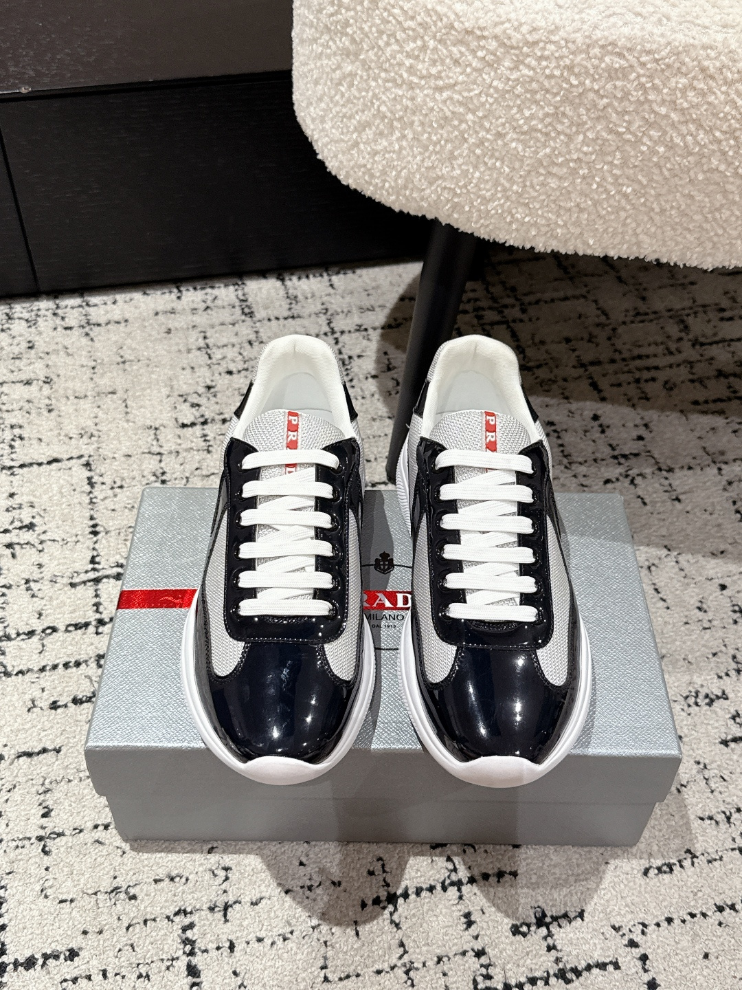 NO:489327,#Top version Prada 25/ America’s Cup series Patent leather mesh casual sneakers Original purchase and development Made this lacquered leather sneakers are embedded in Bike fabric, inspired by classic aesthetic concepts. The tongue and sole are decorated with the recognizable Prada Linea Rossa logo to further enhance the style. The delivery counter is exquisitely packaged Fabric: Original custom imported top layer cowhide Inner: Original imported breathable mesh Outsole: Original open mold-proof anti-slip TPU material Size: #Men's model 38-46 (customized for 38/45/46), casual shoes/sports, prada, prada, sneakers, cowhide19860909#顶级版本 Prada普拉达 25/ America’s Cup系列 漆皮 网面 休闲 运动鞋 原版购入开发 做货 这款漆面皮革运动鞋内嵌Bike织物,灵感源自经典美学理念. 鞋舌和鞋底饰以富有辨识度的Prada Linea Rossa标识,进一步提升格调 配送专柜精美包装 面料: 原版定制进口头层牛皮 内里: 原版进口透气网里 大底: 原版开模防滑TPU材质 Size: #男款38-46（38/45/46定做）,休闲鞋/运动鞋,prada,prada,sneakers,cowhide,Women's Shoes