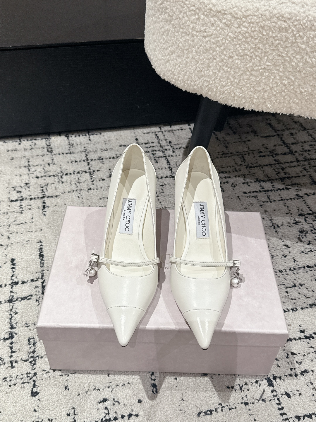 NO:489367,JIMMY CHOO Jimmy Week JC 25/ Scarlet New pointed toe high heels original cover, perfect lines, simple and atmospheric, thick heels, comfortable and versatile, and can lengthen legs to make you look taller, slim and longer. JC is best at girls, adding tempting sexy. Fabric imported top layer cowhide, crystal sheepskin, sole Italian leather outsole Heel height 5cm Size#35-41 (40.41. Custom made no return or exchange), high heels single shoes, jimmy choo, jimmy choo, high heels, cowhide, sheepskin, Leather soles19860909JIMMY CHOO吉米周 JC 25/ Scarlet 新款 尖头 高跟单鞋 原版套楦,完美的线条,简约大气上脚显气质粗跟舒适百搭,还能拉长双腿显高显瘦显腿长,JC最擅长的女生甜美,更是添加了诱惑的性感 面料进口头层牛皮 内里进口水晶羊皮 鞋底意大利真皮大底 跟高5cm Size#35-41（40.41.订做不退换）,高跟鞋单鞋,jimmy choo,jimmy choo,high heels,cowhide,sheepskin,Leather soles,Women's Shoes