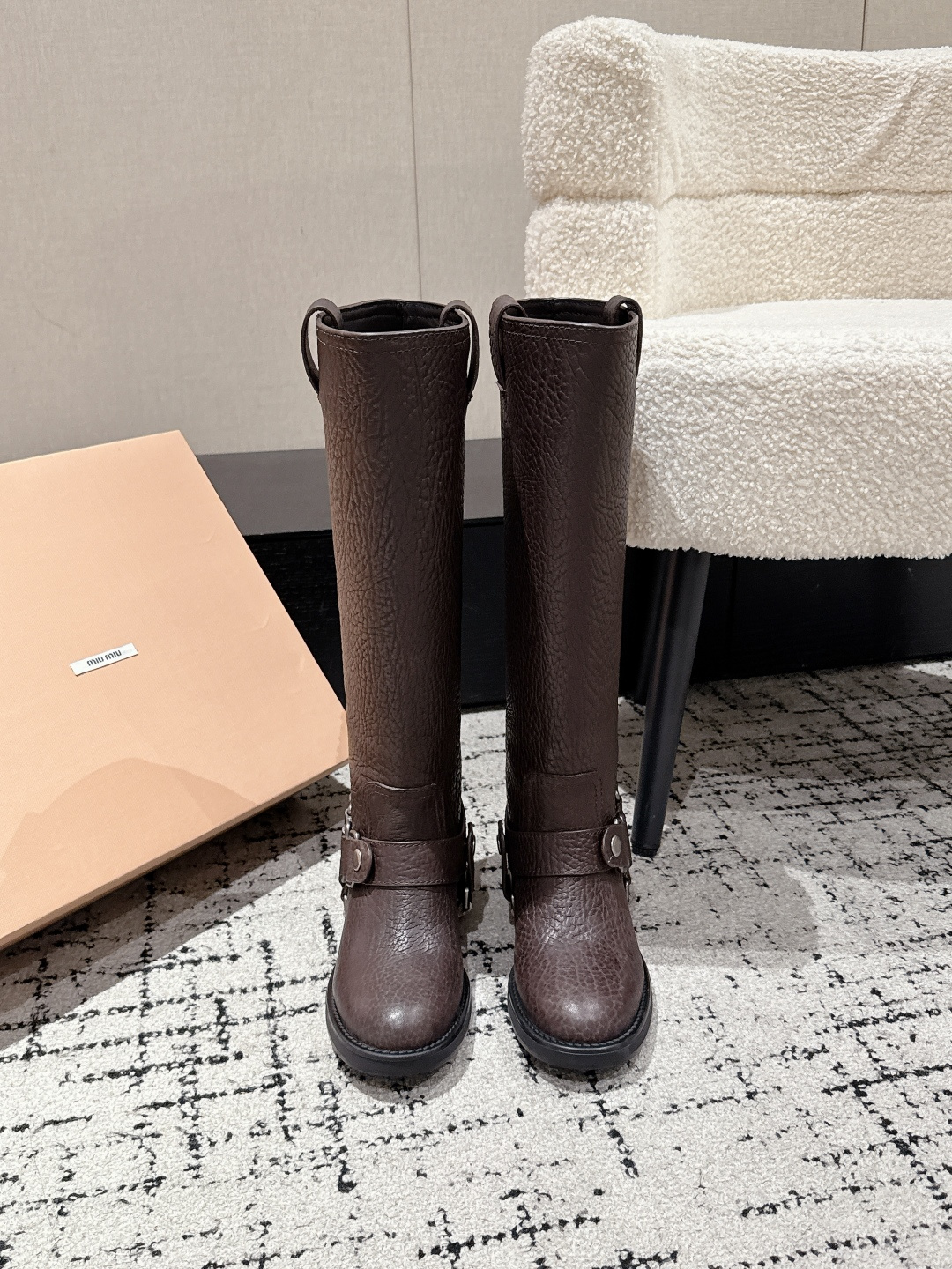NO:497753,Top version MiuMiu 25/ Autumn and winter new thick-soled straight-buckle long boots knight boots simple upper embellishment full of high-end feel. One that is particularly amazing to your feet. You won’t regret it when you close your eyes. It can be salty or sweet when you match it~ The cool and cool one is very handsome and beautiful. It is very convenient to wear, and a super comfortable boot. A must-have for matching in autumn and winter~ Material imported calfskin inner lining/foot pads Large sole original open mold rubber sole Size#35-40 (40 custom made without return), boots, miumiu, boots, cowhide19860909顶级版本 MiuMiu缪缪 25/ 秋冬新款厚底直筒搭扣长靴骑士靴 简约鞋面点缀 高级感满满 上脚尤为惊艳到你的一款,闭眼入都是不会后悔·搭配还是可咸可甜～酷酷的非常帅气好看 非常方便穿着,超舒适的一款靴子.秋冬季搭配必入的决绝子～ 材质进口小牛皮 内里牛皮内里/垫脚 大底原版开模橡胶大底 Size#35-40（40 定做不退换）,靴子,miumiu,boots,cowhide,Women's Shoes