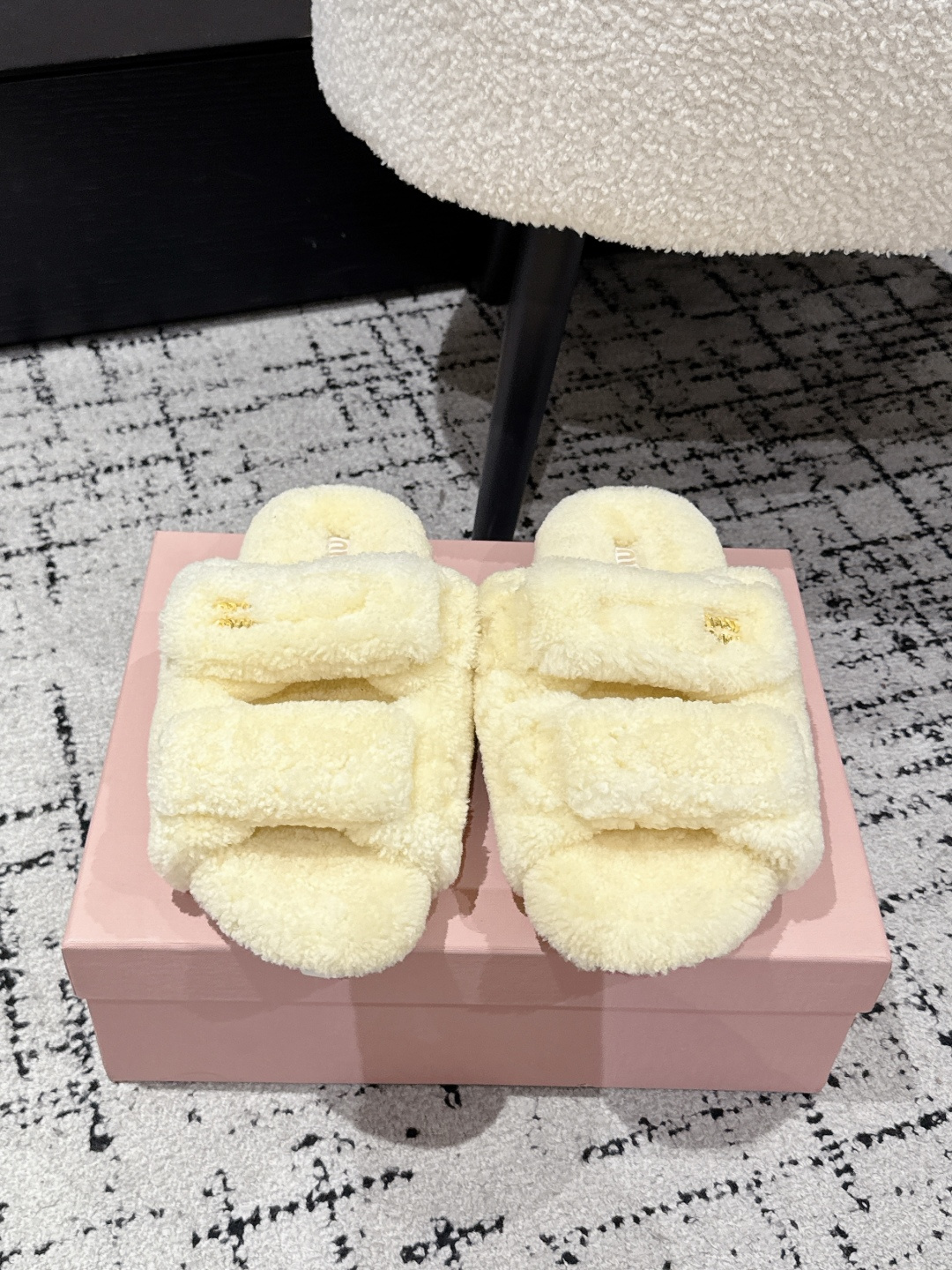 NO:489384,miumiu 25/ Autumn and Winter New Wool Slippers Made with Pure Fur Integrated Lamb Wool! Mi is super warm, and it feels like stepping on the clouds and embroidered with classic letters, laser leather embroidery decoration, exquisite and high-end! Let the price of this pair of hair increase sharply! The sole is an anti-slip rubber sole from the original mold, which is very easy to wear and does not slip. The sole has a certain thickness and is extremely comfortable! Fabric: Pure lamb wool Outsole: Original rubber sole Size: #35-42 (custom made in 40.41.42), fur shoes and slippers, miumiu, slippers19860909miumiu繆繆 25/ 秋冬 新款羊毛拖鞋 纯皮毛一体羔羊毛打造！ 米超温暖的感觉,穿上仿佛踩在云朵上经典字母激光皮料刺绣装饰,精致高级！让这双毛拖身价陡增！鞋底是原版开模的防滑橡胶大底,非常好穿不打滑,而且鞋底有一定厚度,舒适度极佳！ 面料: 纯羔羊毛 大底: 原版橡胶底 Size: #35-42(40.41.42定做）,毛毛鞋拖鞋,miumiu,slippers,Women's Shoes