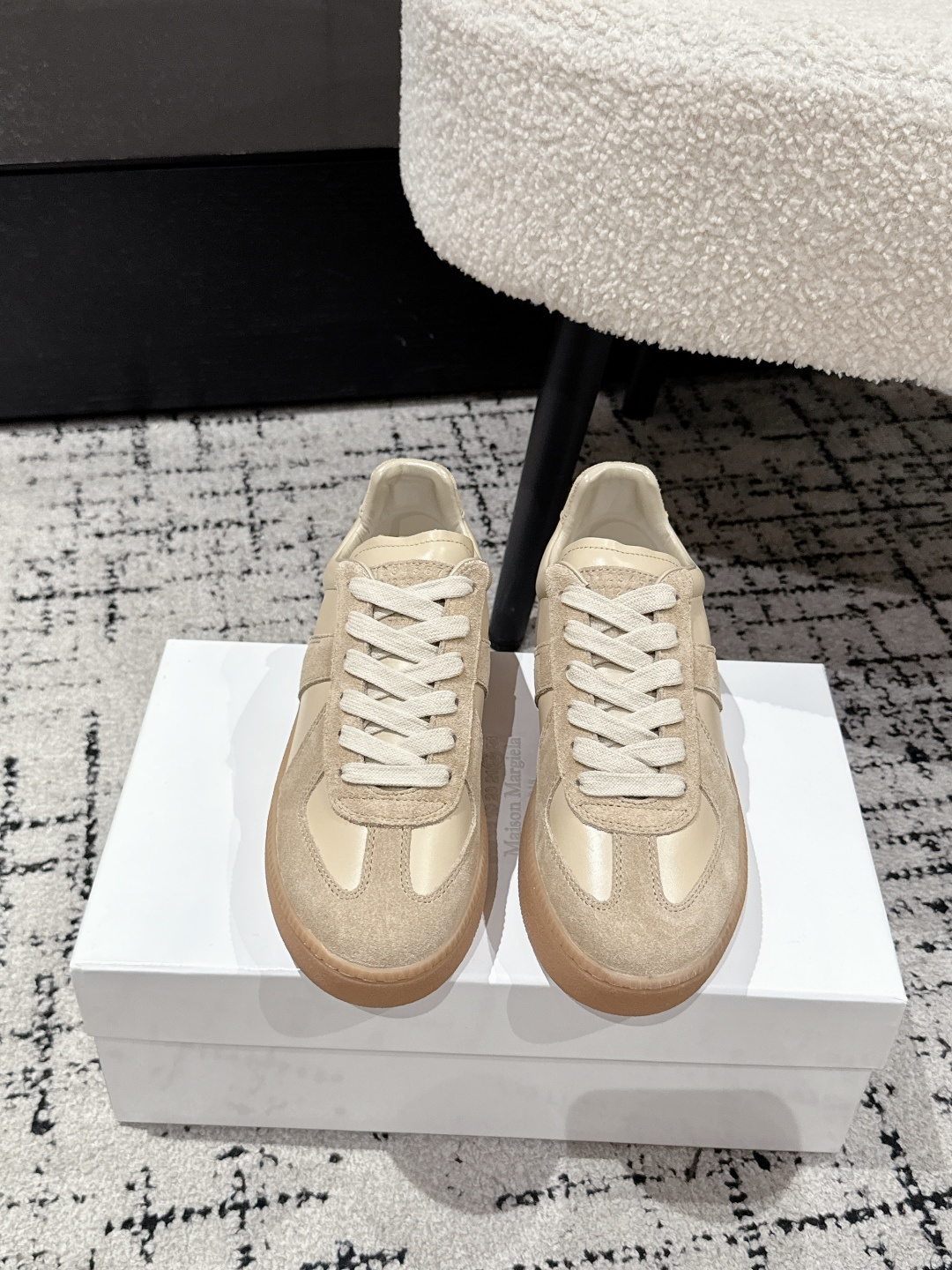 NO:489386,#women's top version MaisonMargiela MM6 MaisonMargiela 25/ Latest Thick Sole German Training Shoes Casual Sports Shoes Original Purchase and Development Making Production Genius Designer Brand, a light luxury brand This German training shoes continues the classic T-shaped genuine leather splicing design. After many careful improvements by the design team, it is just to let you experience the most original military flavor~The material is special material/fabric surface, the soft and delicate characteristics are combined with the fashionable and trendy fabric surface, so that it has both super high softness and comfort, while maintaining good breathability. Comfort and texture are parallel to each other, easy to control any matching of all seasons. Delivery counter exquisite packaging. Original custom imported cowhide imported cowhide. Soft sheepskin lining. The sole is thick 5CM Size#women's 35-40, casual shoes/sports shoes, masion  masion margiela,masion margiela,sneakers,cowhide,sheepskin19860909#女款 顶级版本 MaisonMargiela MM6 马吉拉 25/ 最新 厚底 德训鞋 休闲 运动鞋 原版购入开发 做货 鬼才设计师品牌,一个轻奢品牌 这一款德国训练鞋延续了经典的T形真皮拼接设计,经过设计团队多次的精心改良,只为让您体验最原始的军旅味道~材质特殊材料/布面,柔软细腻的特点与时尚潮流的布面相结合,使其既有超高的柔软舒适度,又同时保持不错的透气性能~舒适与质感并行,轻松驾驭四季穿着任何搭配 配送专柜精美包装 面料原版定制进口牛皮 内里进口柔软羊皮里 大底原版开模橡胶材质 底厚5CM Size#女款35-40,休闲鞋/运动鞋,masion margiela,masion margiela,sneakers,cowhide,sheepskin,Women's Shoes