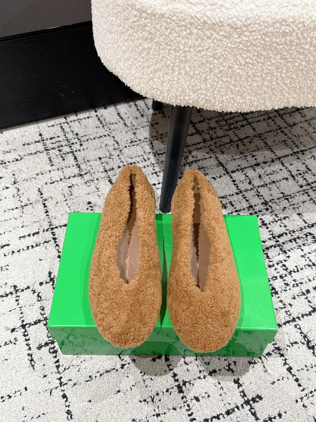 NO:489371,#Top version BV 25/ Rosa Ballerina series women pure wool single shoes super soft and comfortable must-have for commuting BV early autumn series are all so beautiful. Elegant materials are used on shoes intellectually elegant and capable. Full of high-end design is beautiful~~ Comfortable and high-end flat design makes travel more comfortable, confident and comfortable as clouds Fabric: Use original pure wool Lift: Use lambskin Outsole: Use Italian leather outsole Size: #35 36 37 38 39 40 41 42 (40 41 42 Customized size), fur shoes, bottega veneta, sheepskin, Leather soles19860909#顶级版本 BV 25/ Rosa Ballerina 系列女士 纯羊毛 单鞋 超级柔软舒适 通勤必备 BV早秋系列 都好美啊 优雅材质运用在鞋履上知性优雅干练 满满的高级感设计美美哒～～ 舒适高端 平底 设计 让出行更舒适 自信 云朵般舒适 面料: 选用原版纯羊毛 内里: 选用小羊皮 大底: 选用意大利真皮大底 Size: #35 36 37 38 39 40 41 42 (40 41 42定制码数),毛毛鞋,bottega veneta,sheepskin,Leather soles,Women's Shoes