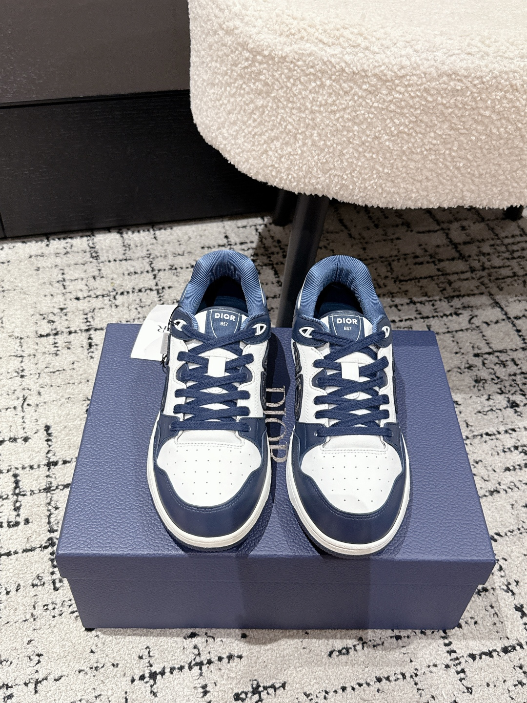 NO:489417,#Men's Top Version Dior 25/ Latest B57 Series Couple Style Casual Sports Shoes CD Skateboard Shoes Original Purchase and Development Make Production This B57 mid-top sneakers are a new product for the men's clothing series in 2024. They reinterpret the basketball shoe design and become a classic item for Dior. They are carefully crafted in gray and white smooth cowhide leather, and the sides are decorated with beige and black Oblique printed logos. The tongue, sole and rear side are decorated with various special details to enhance the style, while the eyelet details, surface thread and rubber inserts highlight the dynamic charm of its sporty style. With a two-color rubber sole, you can match various clothing to create exquisite shapes. Delivery counter exquisite packaging. Fabric original custom calfskin + Oblique old-fashioned cloth inner lining original custom breathable inner lining  Outsole original open mold TPU combination sole, bottom thickness 3CM Size# Men's size 39-46 (customized for men 45.46), casual shoes/sports shoes, dior, dior, sneakers, cowhide19860909#男款 顶级版本 Dior迪奥 25/ 最新 B57系列 情侣款 休闲运动鞋 CD 滑板鞋 原版购入开发 做货 这款 B57 中帮运动鞋是二零二四春季男装系列新品,重新诠释篮球鞋设计,成为 Dior 的经典单品.采用灰色和白色光滑牛皮革精心制作,侧面饰以米色和黑色 Oblique 印花标志.鞋舌、鞋底和后侧饰以各种特色细节提升格调,而孔眼细节、缉面线和橡胶镶片更是突显其运动风格的动感魅力.带有双色橡胶鞋底,可搭配各式服饰,打造精致造型. 配送专柜精美包装 面料原版定制小牛皮+ Oblique老花布 内里原版定制透气内里 大底原版开模TPU组合大底 底厚3CM Size#男码39-46（男45.46定做）,休闲鞋/运动鞋,dior,dior,sneakers,cowhide,Women's Shoes