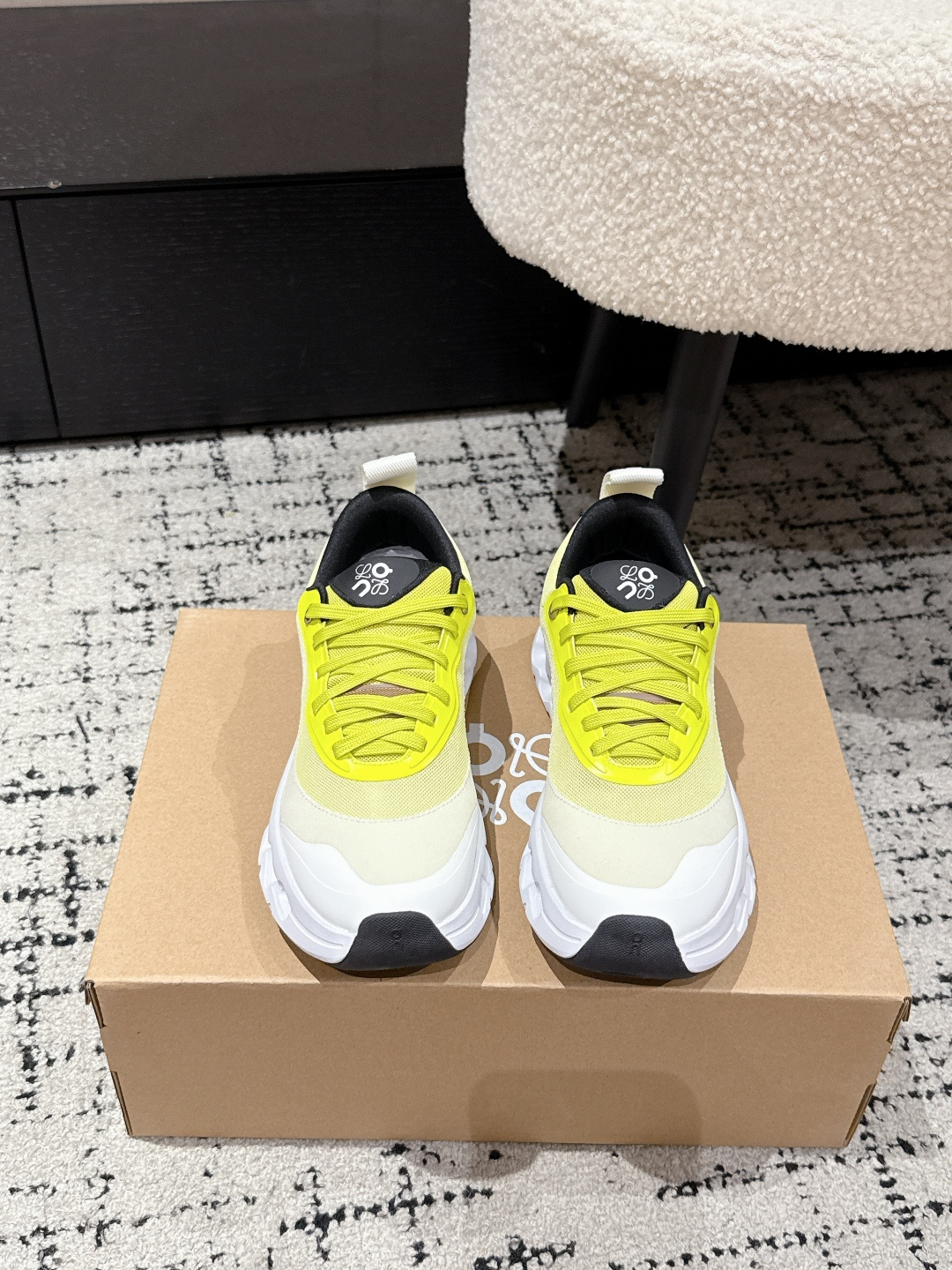 NO:489400,#Couple model Top version LOEWE x On Cloudtilt 2.0 Luo Yiwei/Anpao Co-branded cooperation model Casual sports shoes Couple model Running shoes Original purchase and development Made of goods Polyester fiber light sports shoes, high-performance light foam midsole incorporates the iconic CloudTec Phase technology, rubber pads allow you to feel comfortable when walking. Cloudtilt 2.0 uses a new generation of hybrid material upper, made of high-performance woven mesh and woven fabric exquisite packaging for delivery counter Original custom imported technology mesh Inner original imported breathable mesh Sole original mold opening IP + rubber material Sole thickness 4CM Size: women's model 35-41 /  Men's 39-46 (Female 40.41 Male 45.46 Customized), Casual Shoes/Sports Shoes, Loewe, Loewe, Sneakers19860909#情侣款 顶级版本 LOEWE x On Cloudtilt 2.0 罗意威/昂跑 联名合作款 休闲 运动鞋 情侣款 跑鞋 原版购入开发 做货 聚酯纤维轻盈运动鞋,高性能轻盈泡棉中底融入标志性 CloudTec Phase 技术,橡胶垫让您行走时感受舒适.Cloudtilt 2.0 采用新一代混合材质鞋面,以高性能织网和编织织物制成 配送专柜精美包装 面料原版定制进口科技网面 内里原版进口透气网里 鞋底原版开模IP+橡胶材质 底厚4CM Size:女款35-41 / 男款39-46（女40.41男45.46定做）,休闲鞋/运动鞋,loewe,loewe,sneakers,Women's Shoes