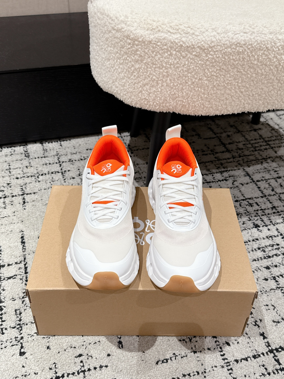 NO:668366,#couplestop version LOEWE x On Cloudtilt 2.0 Loewe/On Cloudtilt 2.0 Loewe/On Cloudtilt joint collaboration casual sports shoes couples running shoes original purchase development and production polyester fiber lightweight sports shoes, high-performance lightweight foam midsole integrated with the iconic CloudTec Phase technology, rubber pads to make you feel comfortable when walking. Cloudtilt 2.0 uses a new generation of mixed material uppers, made of high-performance mesh and woven fabrics. Beautifully packaged at the delivery counter  Original fabric, customized imported technology mesh, original imported breathable mesh lining, original molded IP + rubber material for sole, sole thickness 4CM19860909#情侣款 顶级版本 LOEWE x On Cloudtilt 2.0 罗意威/昂跑 联名合作款 休闲 运动鞋 情侣款 跑鞋 原版购入开发 做货 聚酯纤维轻盈运动鞋,高性能轻盈泡棉中底融入标志性 CloudTec Phase 技术,橡胶垫让您行走时感受舒适.Cloudtilt 2.0 采用新一代混合材质鞋面,以高性能织网和编织织物制成 配送专柜精美包装 面料原版定制进口科技网面 内里原版进口透气网里 鞋底原版开模IP+橡胶材质 底厚4CM Size:女款35-41 / 男款39-46（女40.41男45.46定做）,休闲鞋/运动鞋,loewe,loewe,sneakers,Women's Shoes