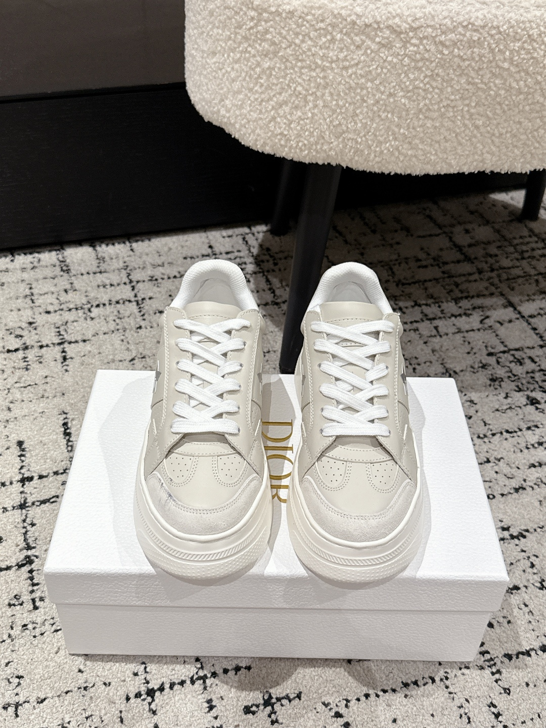 NO:489430,#Top version Couple model Dior 25/ Latest CD sponge cake Casual sports shoes White shoes are carefully crafted from smooth cowhide leather, with white pentagonal star printed logo on the sides, the tongue, sole and back are decorated with various special details to enhance the style, and the eyelet details, noodle thread and rubber inserts highlight the dynamic charm of its sporty style, which can be matched with various clothing to create exquisiteness. Upper: Original custom calfskin Inner: Original imported breathable brie Outsole: Original open mold lP ultra-light sole Size: #35-45, casual shoes/sports shoes, dior, loro piano, sneakers, cowhide19860909#顶级版本 情侣款  迪奥25/ 最新 CD松糕 休闲 运动鞋 小白鞋 采用光滑牛皮革精心制作,侧面饰以白色五角星印花标志,鞋舌、鞋底和后侧饰以各种特色细节提升格调,而孔眼细节、缉面线和橡胶镶片更是突显其运动风格的动感魅力,可搭配各式服饰,打造精致. 鞋面: 采用原版定制小牛皮 内里: 垫脚原版进口透气布里 大底: 原版开模lP超轻大底 Size: #35-45,休闲鞋/运动鞋,dior,loro piana,sneakers,cowhide,Women's Shoes