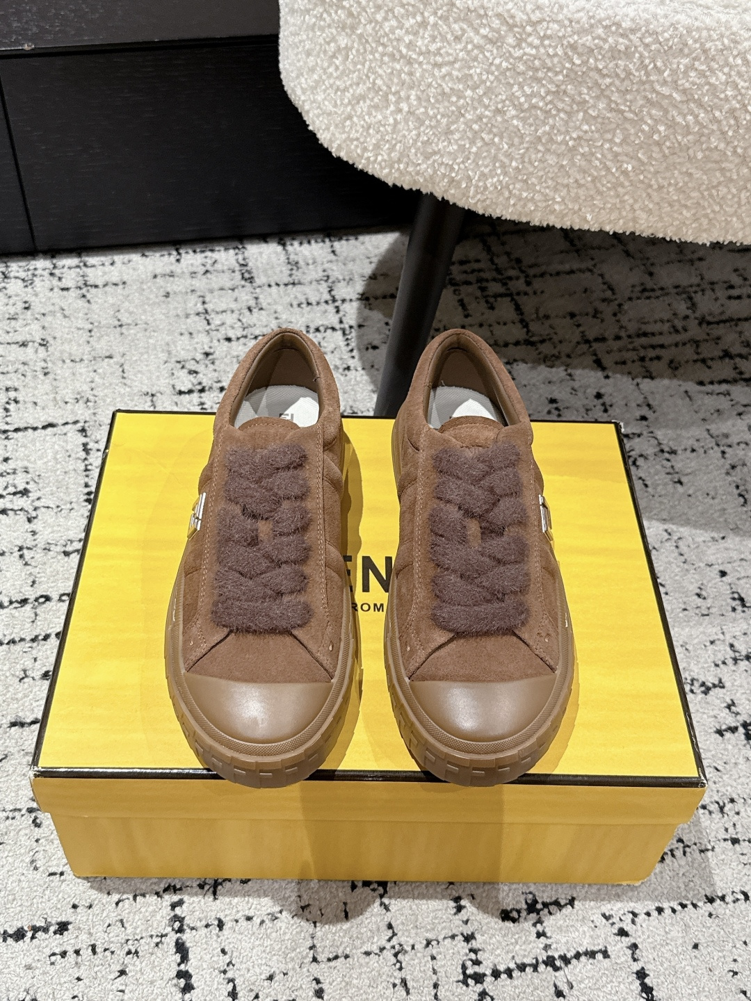 NO:493003,#Couple Model Top Version Fendi 25/ Domino Series Couple Model Casual Sports Shoes Skateboard Shoes FENDI Domino Couple Model Sneakers - a brand new essential model!  Turn on the domino effect!  The new Domino canvas sneakers have become a favorite shoe, and it is perfect for those who want to create a simple and FENDI-style look. Because this sneaker is the most cost-effective one among FENDI entry-level sneakers, it provides an excellent opportunity to absorb and attract all customers who love to wear relaxed and comfortable daily sneakers. Fabric: Original custom leather embossing process Lift: Imported sheepskin Sole: Original open mold-proof non-slip rubber outsole Size: #women's 35-40/men's 39-45, casual shoes/sports, fendi, fendi, sneakers, sheepskin19860909#情侣款 顶级版本 Fendi芬迪 25/ Domino系列 情侣款 休闲 运动鞋 滑板鞋 FENDI Domino情侣款 运动鞋 -全新必备款型！开启多米诺效应！新款 Domino 帆布运动鞋成为深受喜爱的一款鞋履,对于想打造简约且具有 FENDI 特色造型的人士而言,这款鞋履是完美之选.因为这款运动鞋是 FENDI 入门级运动鞋中最具性价比的-一款,所以其为吸纳并吸引所有爱穿轻松舒适的日常运动鞋的客户提供了一个绝佳契机. 面料 : 原版定制皮面压花工艺 内里 : 进口羊皮 鞋底 : 原版开模防滑橡胶大底 Size : #女款35-40/男款39-45,休闲鞋/运动鞋,fendi,fendi,sneakers,sheepskin,Women's Shoes