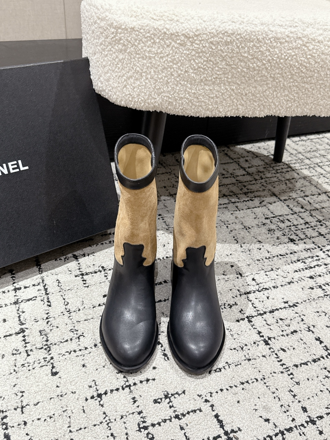 NO:668316,Chanel 25/ SS New Products in Autumn and Winter Show Short Boots. The absolute gem in the fashion world. The combination will interpret the meticulous, minimalist and classic elements that will never fade away. It will show a unique dressing style that is too beautiful to say. A must-have in autumn and winter... The upper is original cowhide/cow suede. The lining is imported mixed sheepskin. The outsole is original Italian genuine leather. Size:  #35-40 (40 customized, non-refundable), boots, chanel, boots, cowhide, sheepskin, Leather soles19860909香奈儿 25/ SS 秋冬秀场新品 短靴 时尚圈的绝绝子 搭配将演绎着细致 极简 永不褪去的经典元素 展现与众不同的穿搭风格美到无话可说 秋冬必入款… 鞋面原版牛皮/牛反绒 内里进口混种羊皮里 大底原版意大利真皮大底 Size: #35-40（40定制不退换）,靴子,chanel,boots,cowhide,sheepskin,Leather soles,Women's Shoes