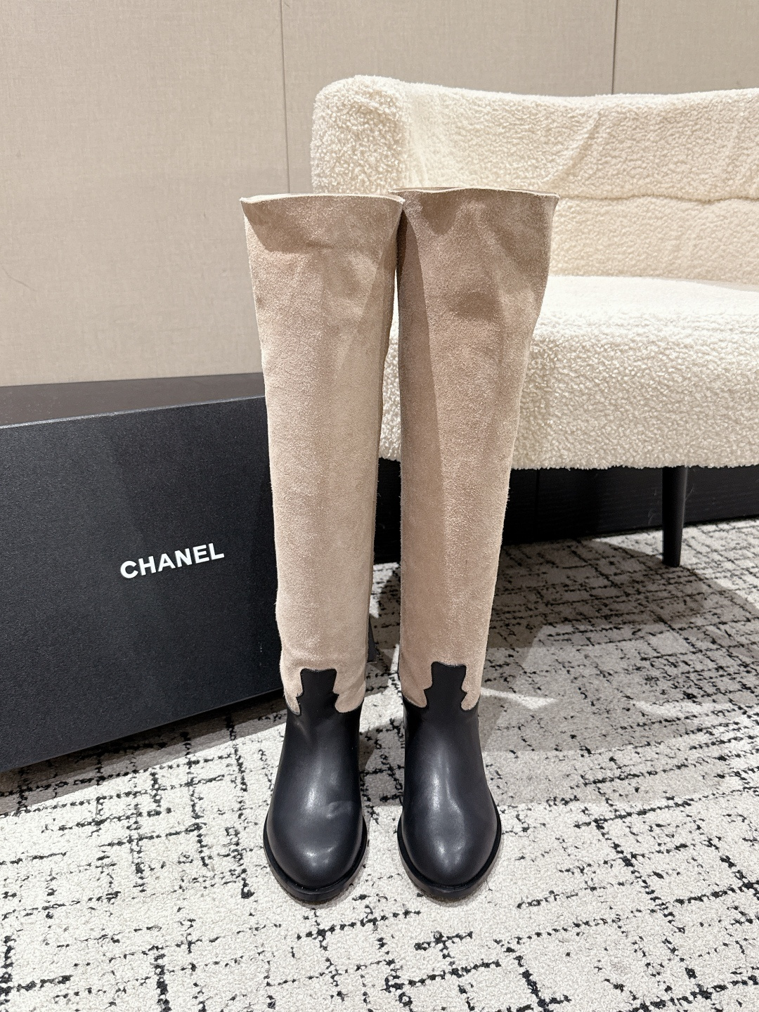 NO:534373,Chanel 25/ SS Autumn and Winter Show new products Boots The ultimate in the fashion circle The matching will interpret the meticulous, minimalist, classic elements that will never fade, showing the unique style of dressing so beautiful that there is nothing to say. A must-have for autumn and winter... The upper is original cowhide/cow back velvet, imported mixed-bred sheepskin lining, outsole original Italian leather outsole Size: #35-40 (40 custom-made, non-return and exchange), boots, chanel, boots, cowhide, sheepskin, Leather soles19860909香奈儿 25/ SS 秋冬秀场新品 长靴 时尚圈的绝绝子 搭配将演绎着细致 极简 永不褪去的经典元素 展现与众不同的穿搭风格美到无话可说 秋冬必入款… 鞋面原版牛皮/牛反绒 内里进口混种羊皮里 大底原版意大利真皮大底 Size: #35-40（40定制不退换）,靴子,chanel,boots,cowhide,sheepskin,Leather soles,Women's Shoes