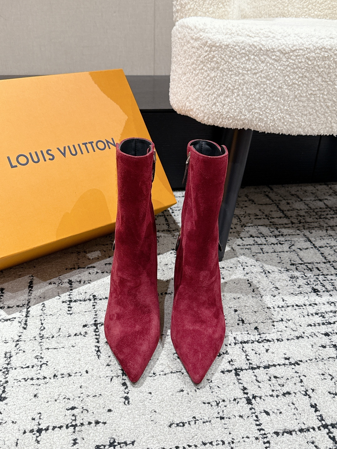 NO:492998,#Top version Louis vuitton Lv Louis vuitton 25/ Autumn and Winter LEGACY pointed toe high heel side zippered presbyterian belt short boots This Legacy ankle boots are made of smooth cowhide leather, paired with Monogram canvas straps that look like the brand's traditional hard box handle, greeting Louis Vuitton's travel heritage. Inscription metal studs finish the tip pointed toe high heel silhouette. Upper calfskin/sheel leather inner sheepskin sole Italian leather outsole heel height 9.5cm Size#35-41 (40.41 custom made without return), boots, louis vuitton, louis vuitton, louis vuitton, boots, cowhide, sheepskin, sheep, Leather soles19860909#顶级版本 Louis vuitton Lv 路易威登 25/ 秋冬 LEGACY 尖头 高跟 侧拉链老花皮带 短靴 本款 Legacy 及踝靴取材光滑牛皮革,搭配宛若品牌传统硬箱手柄的 Monogram 帆布饰带,致意路易威登的旅行传承.铭纹金属饰钉点睛尖头高跟廓形. 鞋面小牛皮/羊猄皮 内里羊皮 鞋底意大利真皮大底 跟高9.5cm Size#35-41（40.41定做不退换）,靴子,louis vuitton,louis vuitton,louis vuitton,boots,cowhide,sheepskin,sheep,Leather soles,Women's Shoes