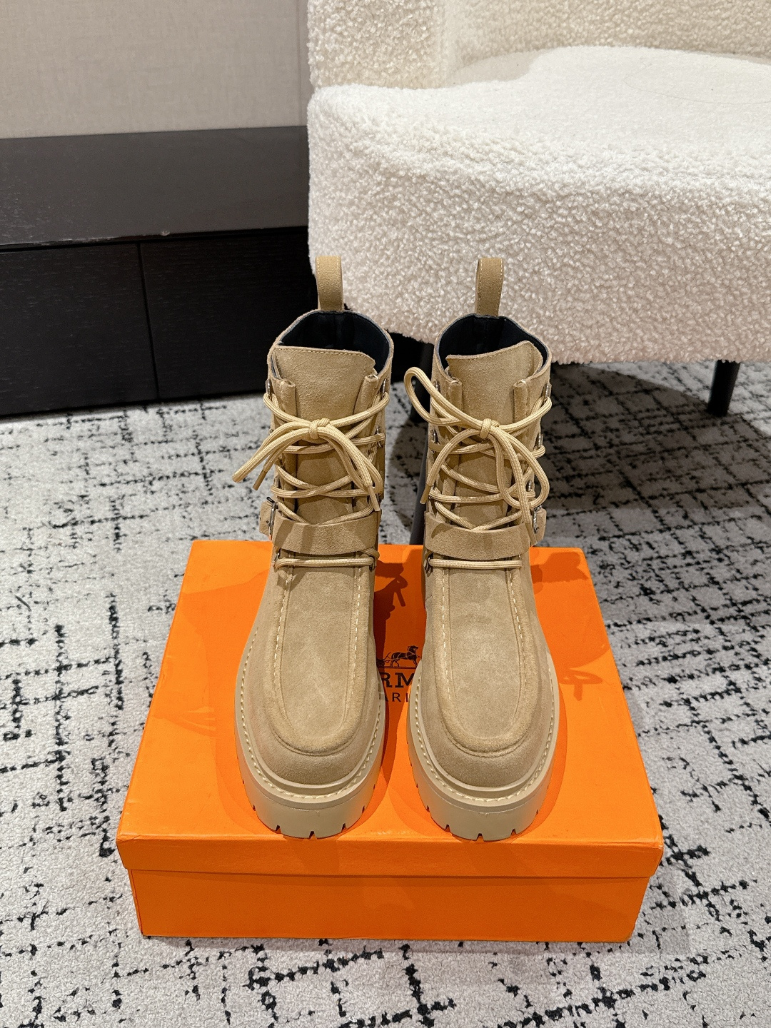 NO:668372,#TOPVERSION Hermes Hermes 25/ Fw new autumn and winter Land ankle boots series motorcycle style belt buckle short boots lace thick-soled boots classic and simple!  The design style of boots is usually classic and simple, focusing on the smoothness of the lines and the elegance of the shape. Without too many complicated decorations, it can show the noble and majestic characteristics. This simple beauty is in line with the brand's consistent high-end positioning, and also makes its products have a sense of fashion that spans the times and can be popular for a long time. It presents a classic style with smooth and natural lines, which can elegantly wrap the leg lines and show the slender leg outline. It has a unique flavor whether it is paired with a skirt or trousers. The upper is made of customized calfskin/cow suede  Cow leather lining, leather sole welt/original molded TPU outsole Size#35-41 (40.41 custom-made, non-returnable), boots, hermes, hermes, boots, skirts, cowhide19860909#顶级版本 Hermes 爱马仕 25/ Fw 秋冬新款Land及踝靴系列机车风皮带扣短靴系带厚底靴 经典简约！靴子的设计风格通常以经典、简约为主,注重线条的流畅性和造型的优雅感.没有过多繁杂的装饰,却能展现出高贵大气的特质,这种简约之美符合品牌一贯的高端定位,也使其产品具有跨越时代的时尚感,能够长久流行. 呈现出经典的款式,线条流畅自然,能够优雅地包裹腿部线条,展现出修长的腿部轮廓,无论是搭配裙装还是裤装都别有一番风味. 鞋面定制小牛皮/牛反绒 内里牛皮 鞋底真皮沿条/原版开模TPU大底 Size#35-41（40.41定做不退换）,靴子,hermes,hermes,boots,skirts,cowhide,Women's Shoes