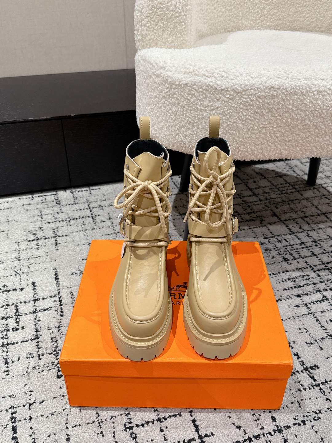 NO:492993,#Top version Hermes 25/ Fw autumn and winter new Land ankle boot series motorcycle-style belt buckle short boots lace-up thick sole boots classic and simple!  The design style of boots is usually classic and simple, focusing on the smoothness of the lines and the elegance of the shape. There is no too much complex decoration, but it can show noble and atmospheric characteristics. This simple beauty conforms to the brand's consistent high-end positioning, and also makes its products have a fashionable sense that transcends the era and can be popular for a long time. It presents a classic style, with smooth and natural lines, and can elegantly wrap the leg lines and show a slender leg outline. Whether it is matched with skirts or trousers, it has a unique flavor. Customized calfskin/cow back velvet inner cowhide sole genuine leather edge strip/original open mold TPU sole Size#35-41 (40.41 custom-made non-return and exchange), boots, hermes, hermes, boots, skirts, cowhide19860909#顶级版本 Hermes 爱马仕 25/ Fw 秋冬新款Land及踝靴系列机车风皮带扣短靴系带厚底靴 经典简约！靴子的设计风格通常以经典、简约为主,注重线条的流畅性和造型的优雅感.没有过多繁杂的装饰,却能展现出高贵大气的特质,这种简约之美符合品牌一贯的高端定位,也使其产品具有跨越时代的时尚感,能够长久流行. 呈现出经典的款式,线条流畅自然,能够优雅地包裹腿部线条,展现出修长的腿部轮廓,无论是搭配裙装还是裤装都别有一番风味. 鞋面定制小牛皮/牛反绒 内里牛皮 鞋底真皮沿条/原版开模TPU大底 Size#35-41（40.41定做不退换）,靴子,hermes,hermes,boots,skirts,cowhide,Women's Shoes