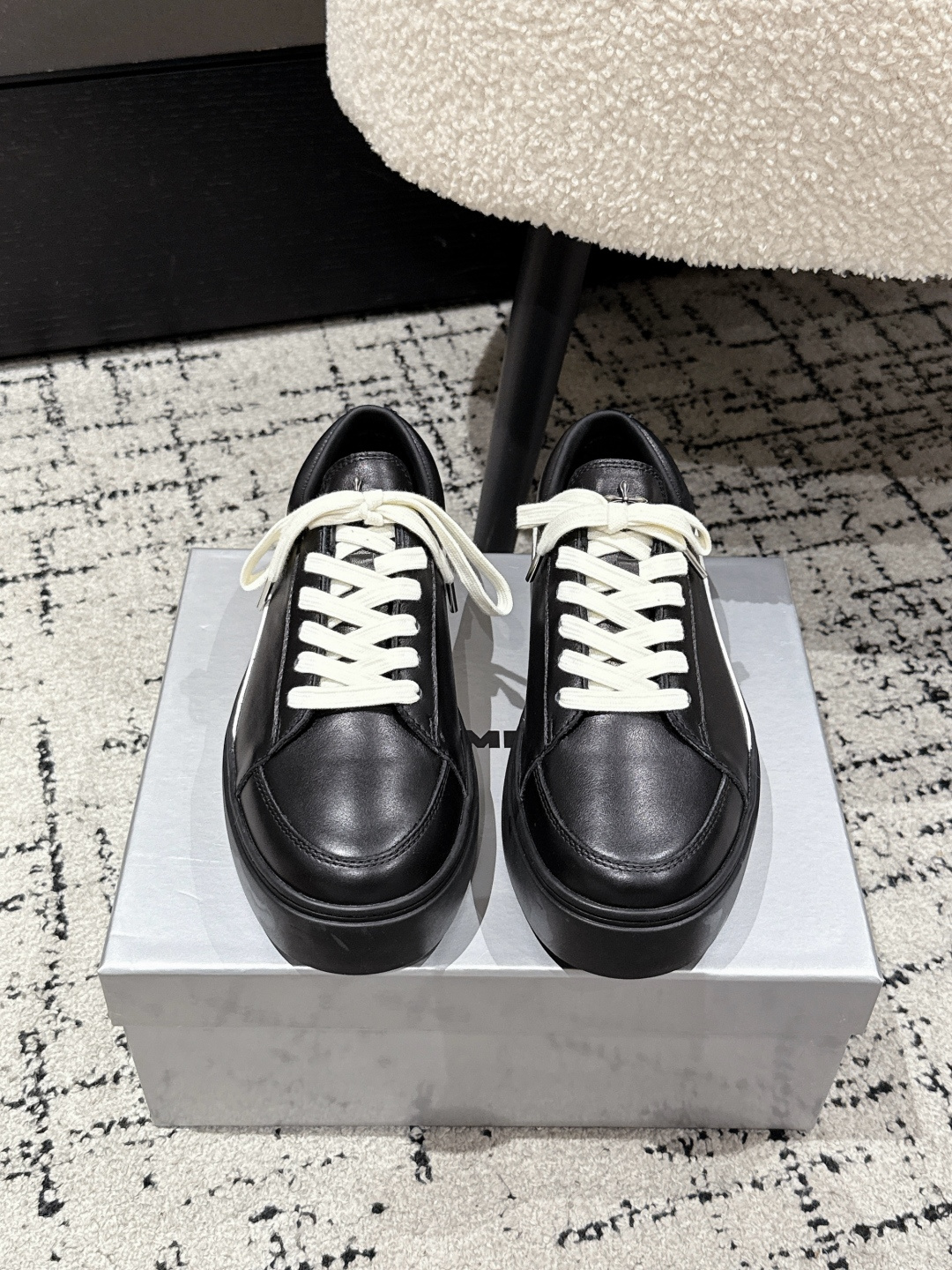 NO:497739,Top version SMFK Niche trendy brand 25/ New style thick sole sneakers casual shoes heart-warming at a glance The texture is full, the feet are invincible and can be used to close your eyes. One of the very fashionable items is a lot of internet celebrity bloggers and celebrities wear SMFK sneakers. The more you look at it, the more you look, the more you get better. Super versatile. The fabric is made of original imported cowhide, inner sheepskin. The sole is original customized rubber outsole. Size#35-39 (40 customized, no return or exchange), boots casual shoes/sports shoes, boots, sneakers, cowhide, sheepskin19860909顶级版本 SMFK 小众潮牌 25/ 新款 厚底 运动鞋 休闲鞋  一眼心动 质感拉满,上脚无敌增高,闭眼可入 非常时髦的单品之一超多网红博主、明星都穿SMFK的运动鞋 真的是越看越上头 超级百搭 面料采用原版进口牛皮 内里羊皮 鞋底原版定制橡胶大底 Size#35-39（40 订做不退换）,靴子休闲鞋/运动鞋,boots,sneakers,cowhide,sheepskin,Women's Shoes